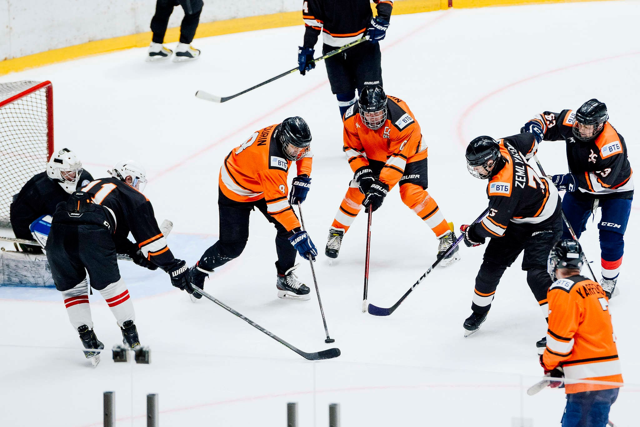 Любительская хоккейная команда играет в хоккей на сборах в городе Сочи. Съемка 2023 года. 