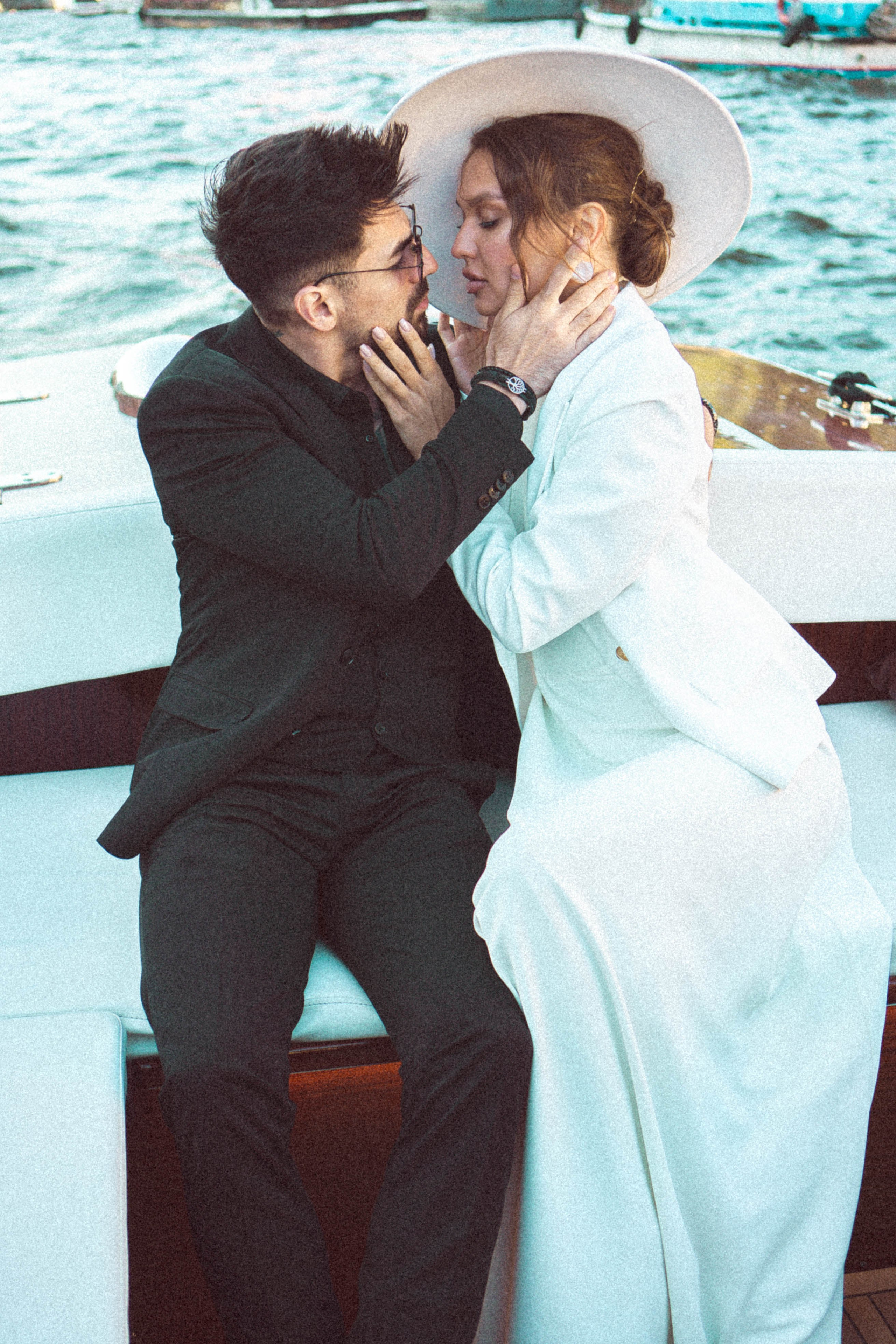 СВАДЕНБНАЯ СЬЕМКА НА КАТЕРЕ ПО КАНАЛАМ САНКТ-ПЕТЕРБУРГА И В АКВАТОРИИ НЕВЫ. Профессиональный фотограф, Санкт-Петербург — Виктория Богомолова