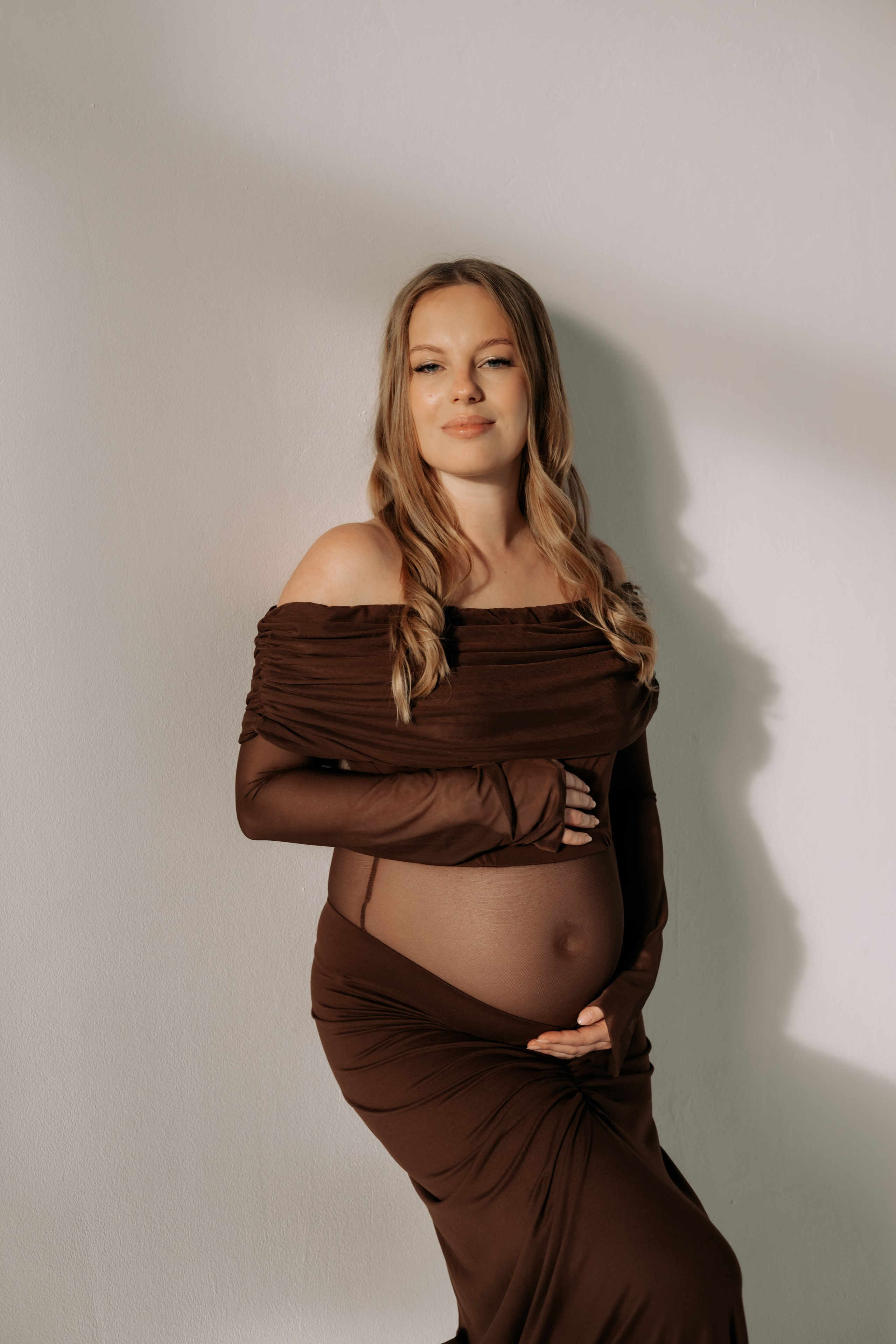 Шоколадное платье с открытыми плечами. Профессиональный Фотограф в Казани Яна Забелина