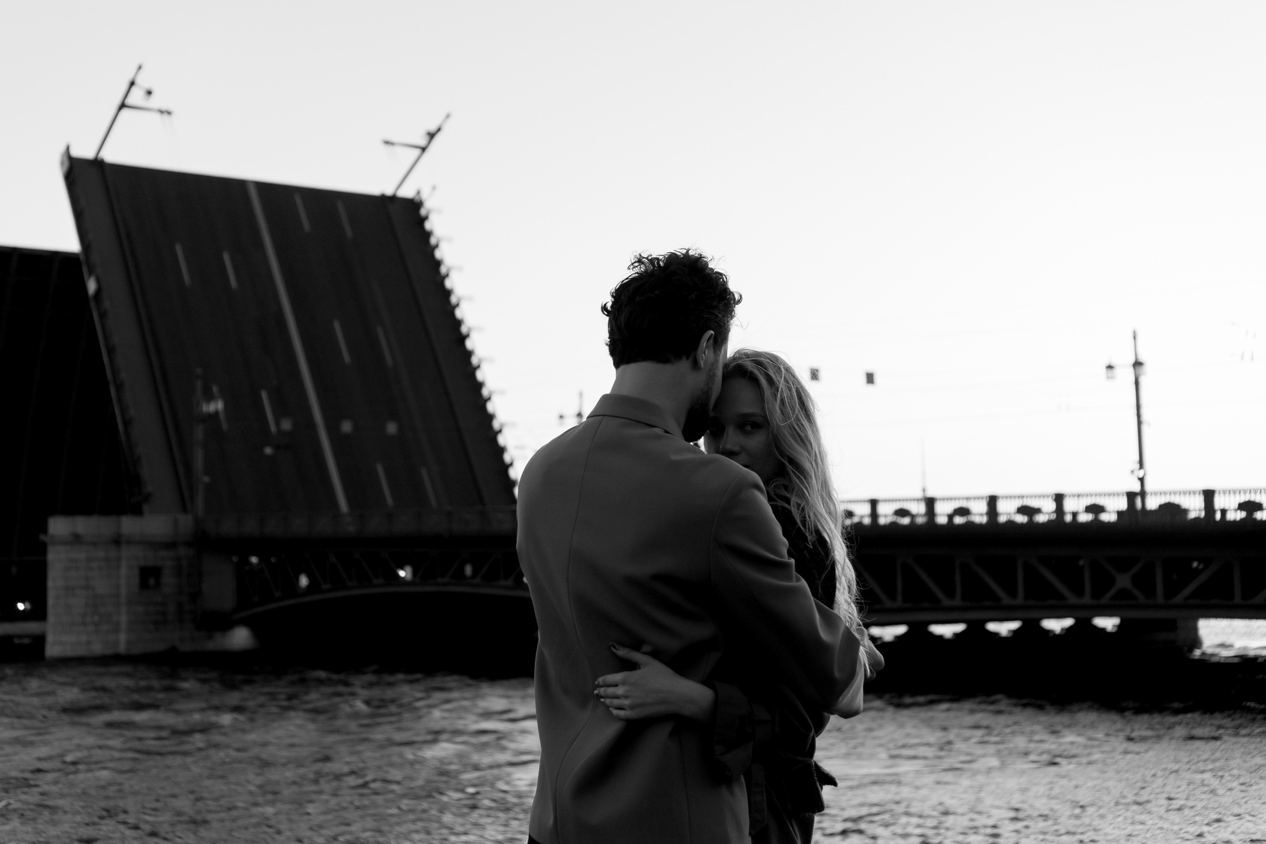 СВАДЕБНАЯ СЬЕМКА ПАРЫ НА РАССВЕТЕ В БЕЛЫЕ НОЧИ И ПРОГУЛКА С РАЗВОДНЫМИ МОСТАМИ И ПИКНИК ВОЗЛЕ ИСАКИЕВСКОГО СОБОРА. Профессиональный фотограф, Санкт-Петербург — Виктория Богомолова