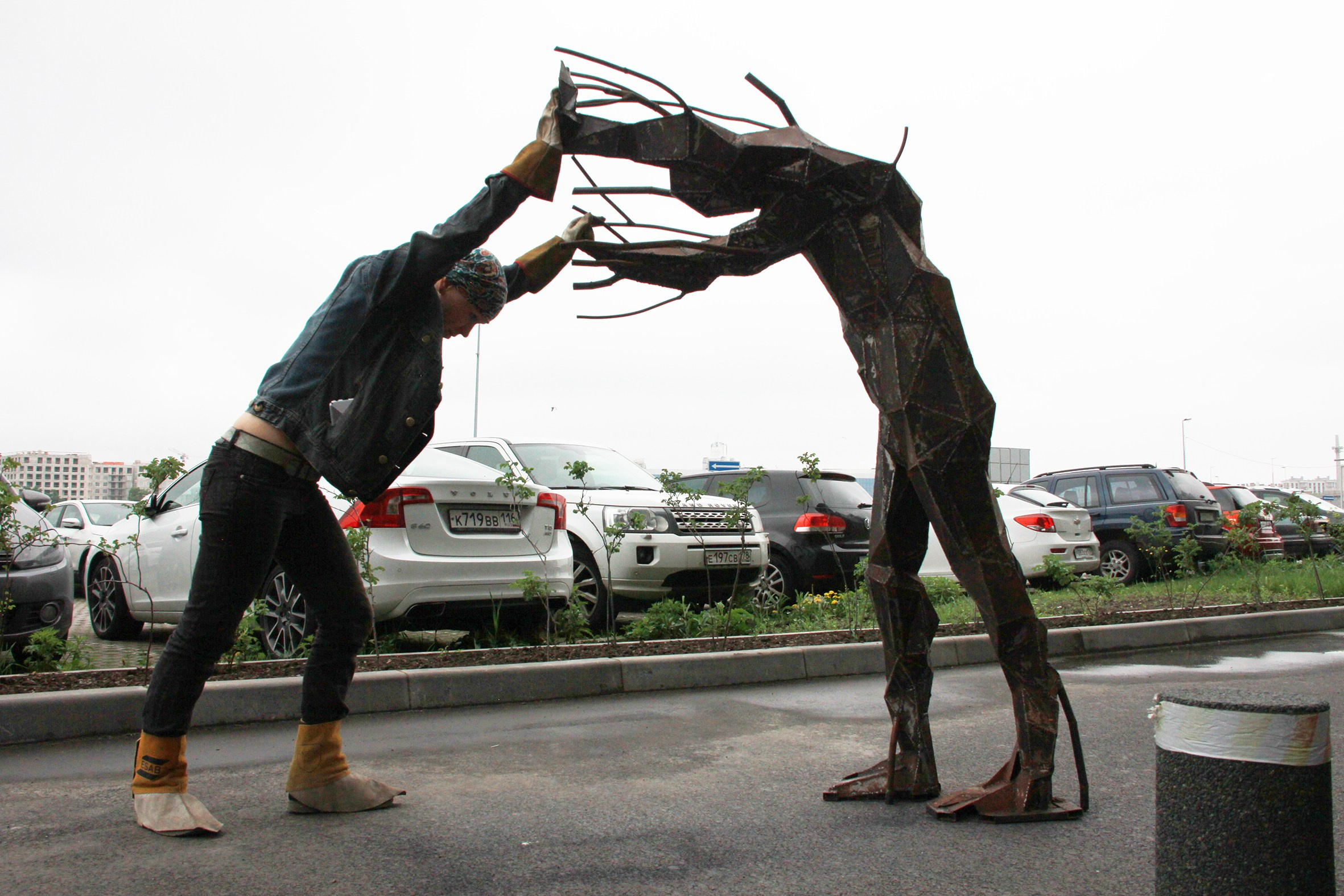 Толкающий стену / СПб/Аптекарская набережная18/2020. Художник — скульптор Антонина Фатхуллина