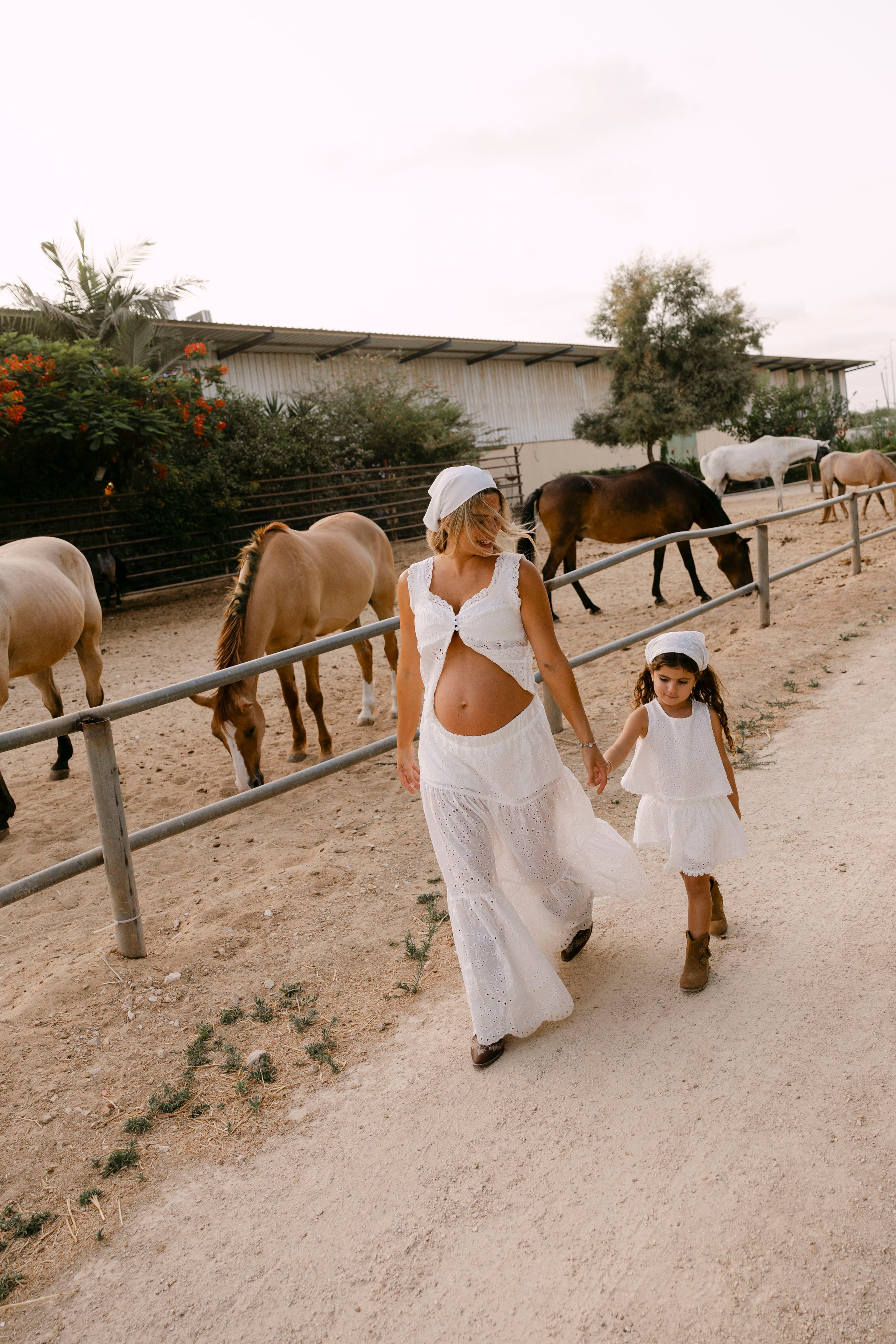 Pregnancy photoshoot at the horse farm. Главная