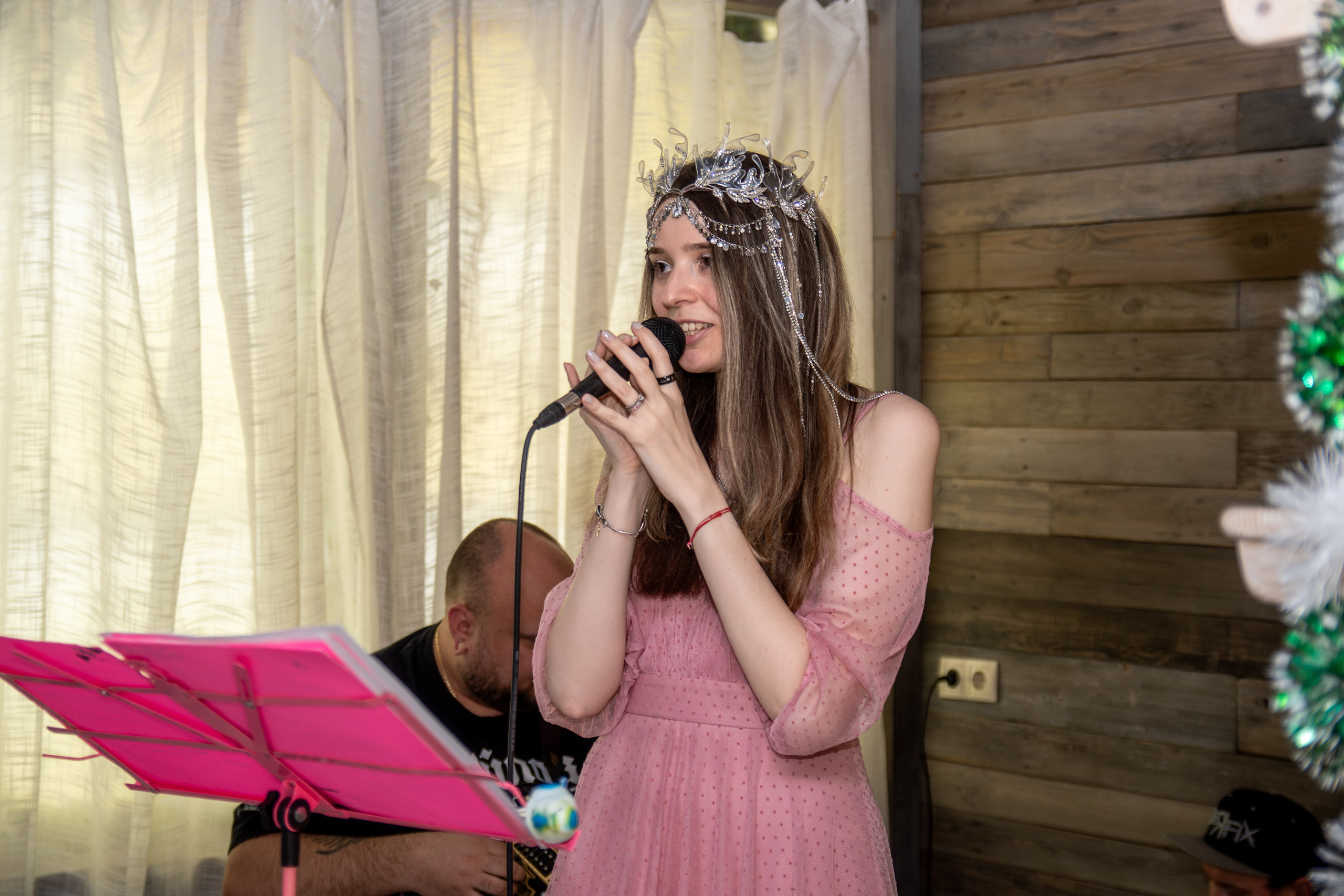 Музыкально-поэтический перфоманс на некорпоративе «Мы больше этой суеты». Репортажный фотограф в Москве Legiodot