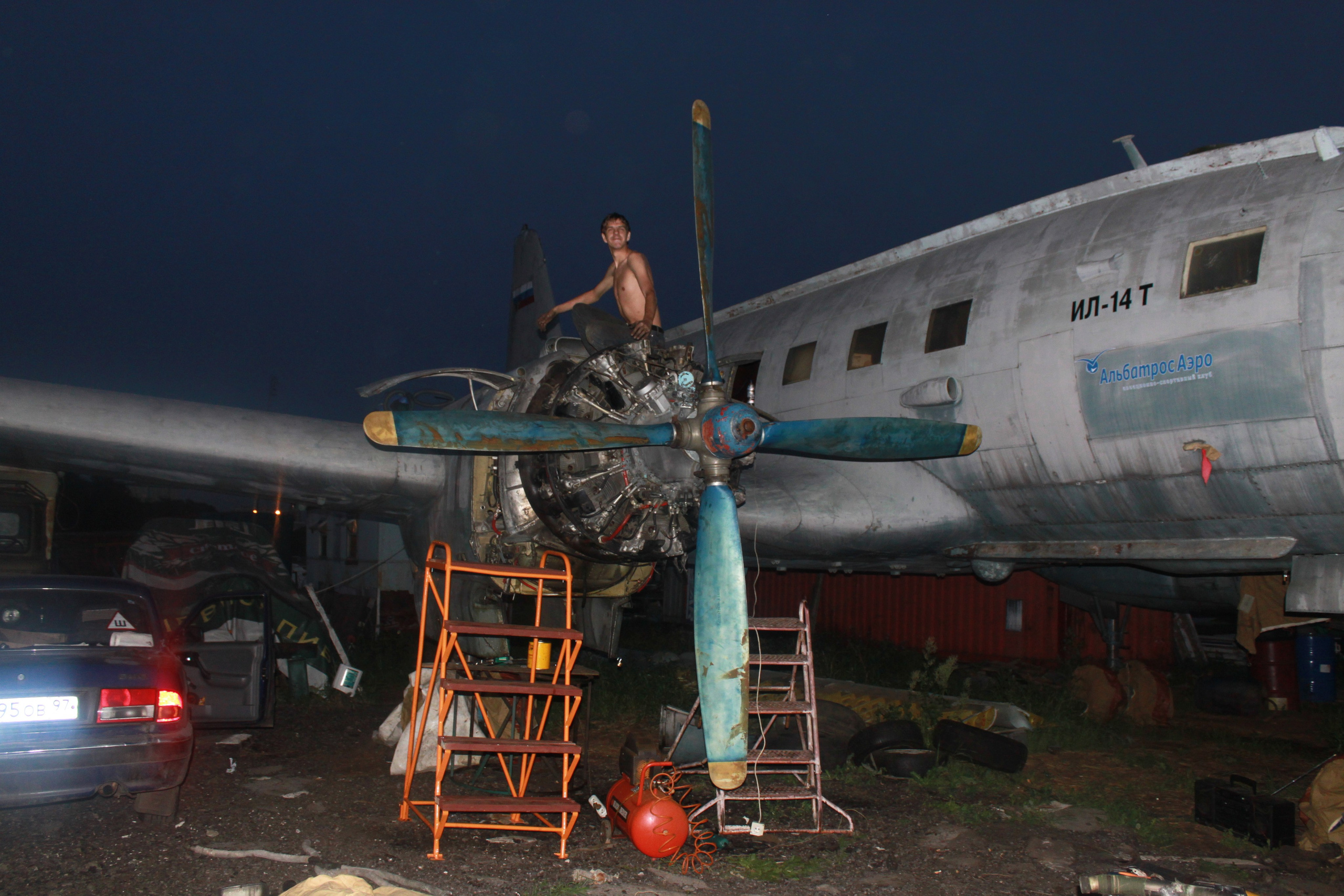 Ил-14Т «Голубая Мечта» работы в Тушино (2011 г.). Фотоальбом показывающий увлекательный мир авиации и мир медведей Андрея Иванова