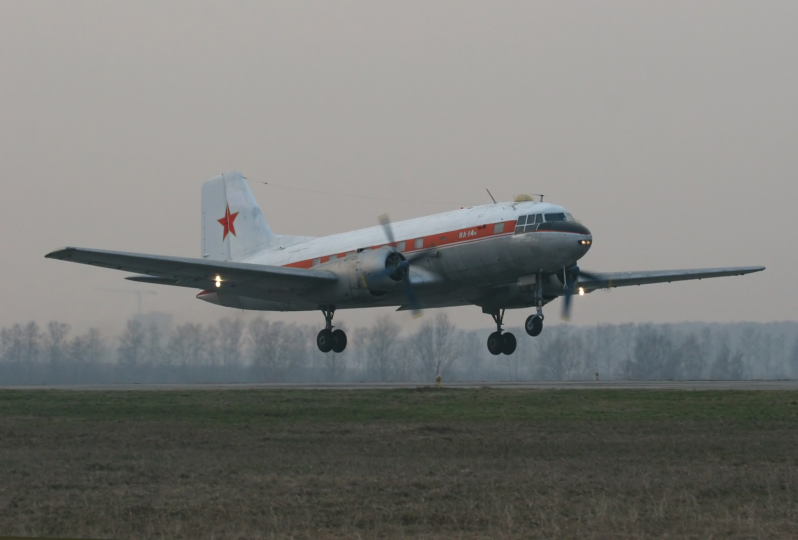 Ил-14М «Авион» (с.н.146001042). Фотоальбом показывающий увлекательный мир авиации и мир медведей Андрея Иванова