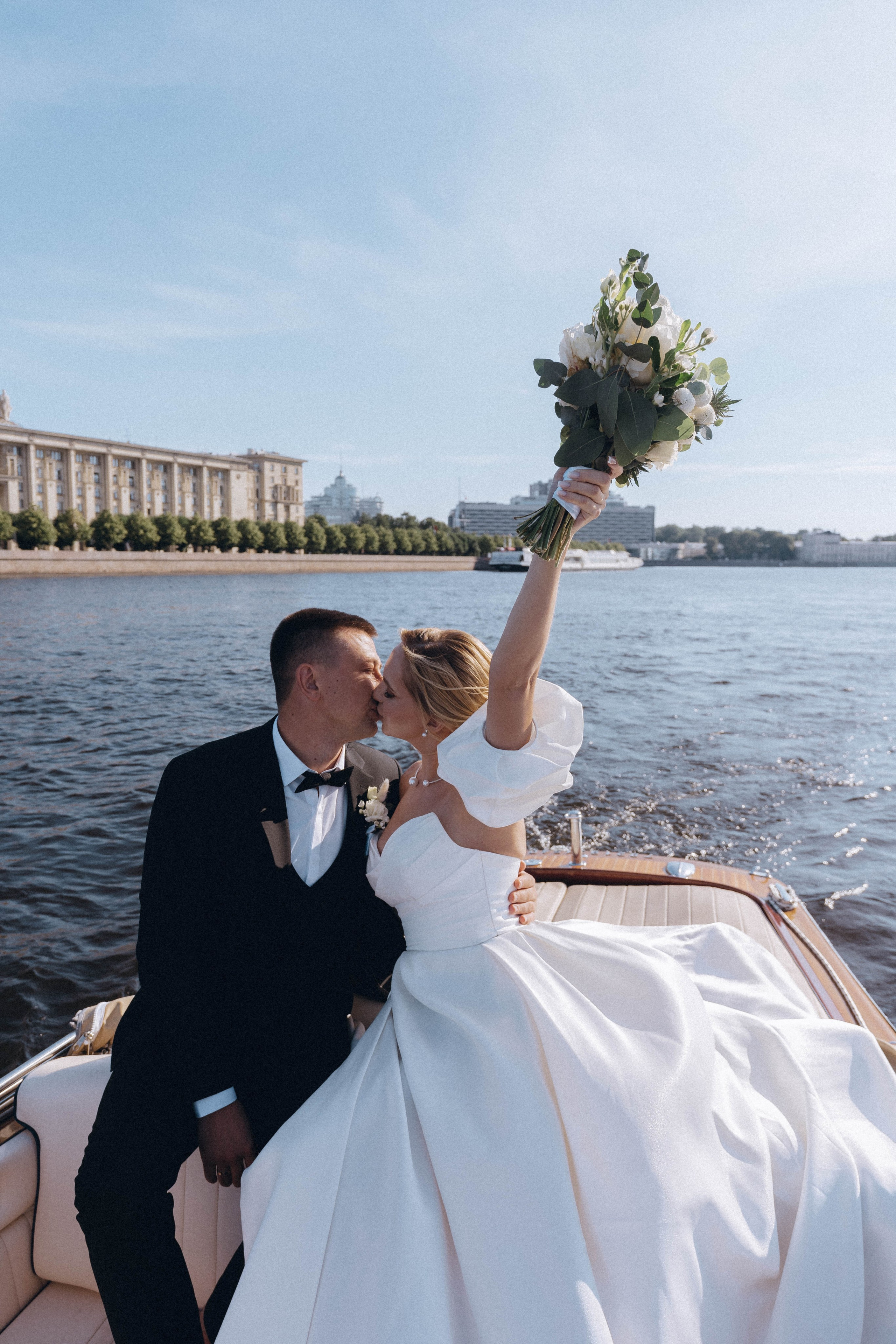 СВАДЕНБНАЯ СЬЕМКА НА КАТЕРЕ ПО КАНАЛАМ САНКТ-ПЕТЕРБУРГА И В АКВАТОРИИ НЕВЫ. Профессиональный фотограф, Санкт-Петербург — Виктория Богомолова