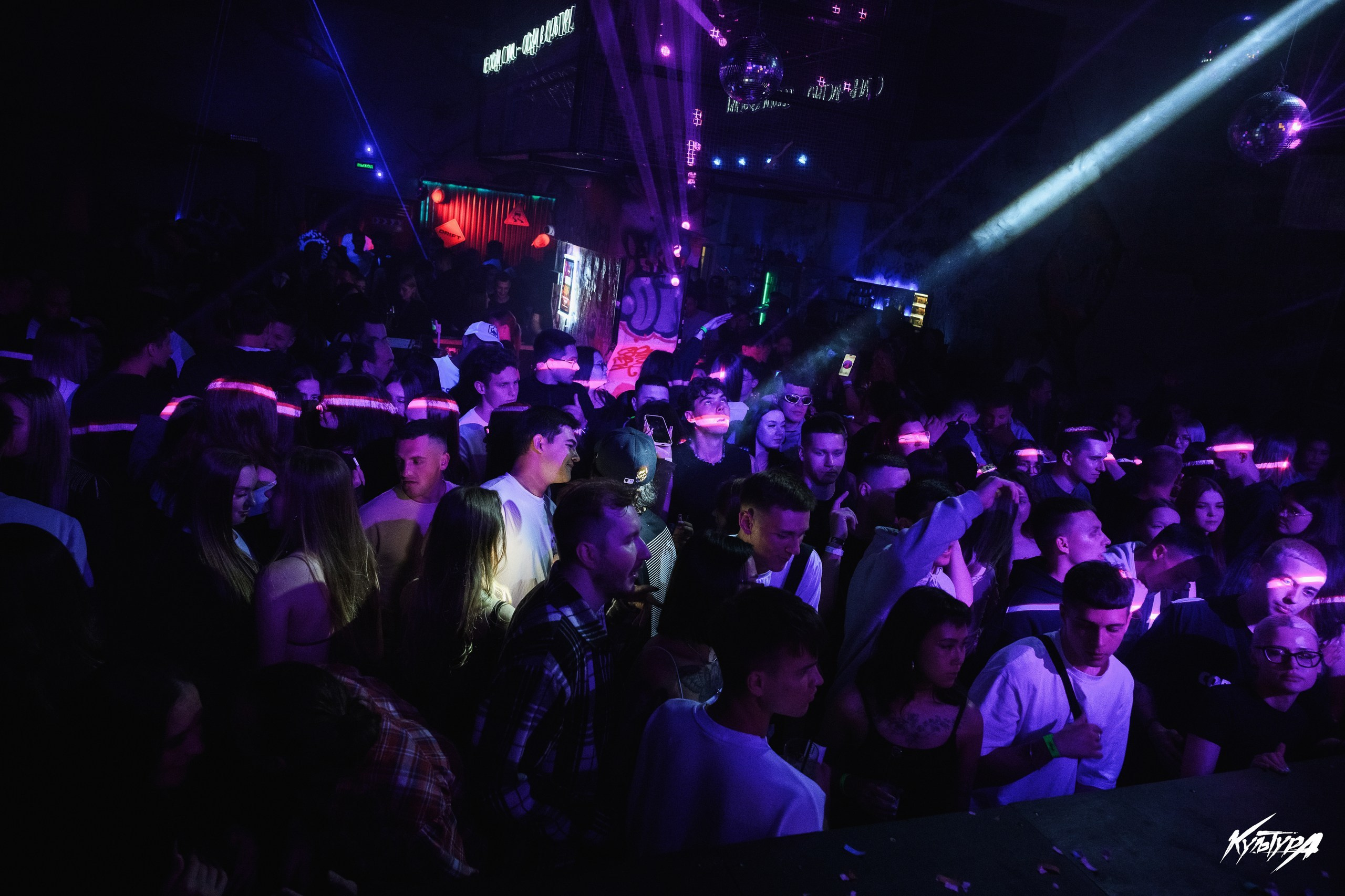 Фотограф концертов в Петропавловске-Камчатском. Профессиональная фотосъемка концертов и живых выступлений в Петропавловске-Камчатском. Концертная фотосъемка музыкантов и зрителей в Петропавловске-Камчатском. Яркие и эмоциональные фотографии с концертов в Петропавтовске-Камчатском. Услуги фотографа для концертов по доступной цене в Петропавловске-Камчатском.