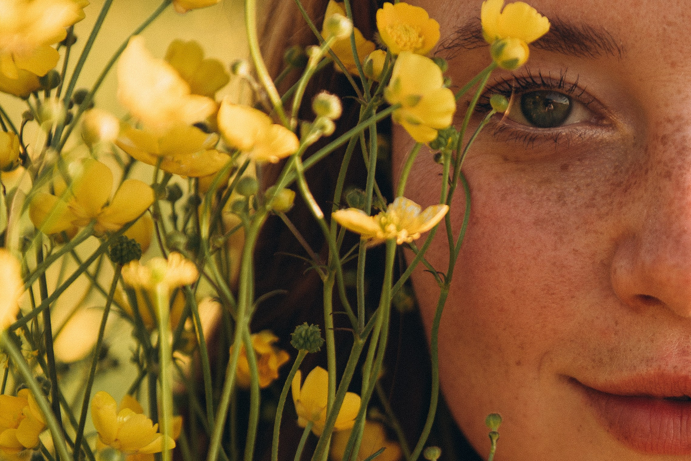 Маша в поле люпинов. Ирина Метелица фотограф на Шикотане