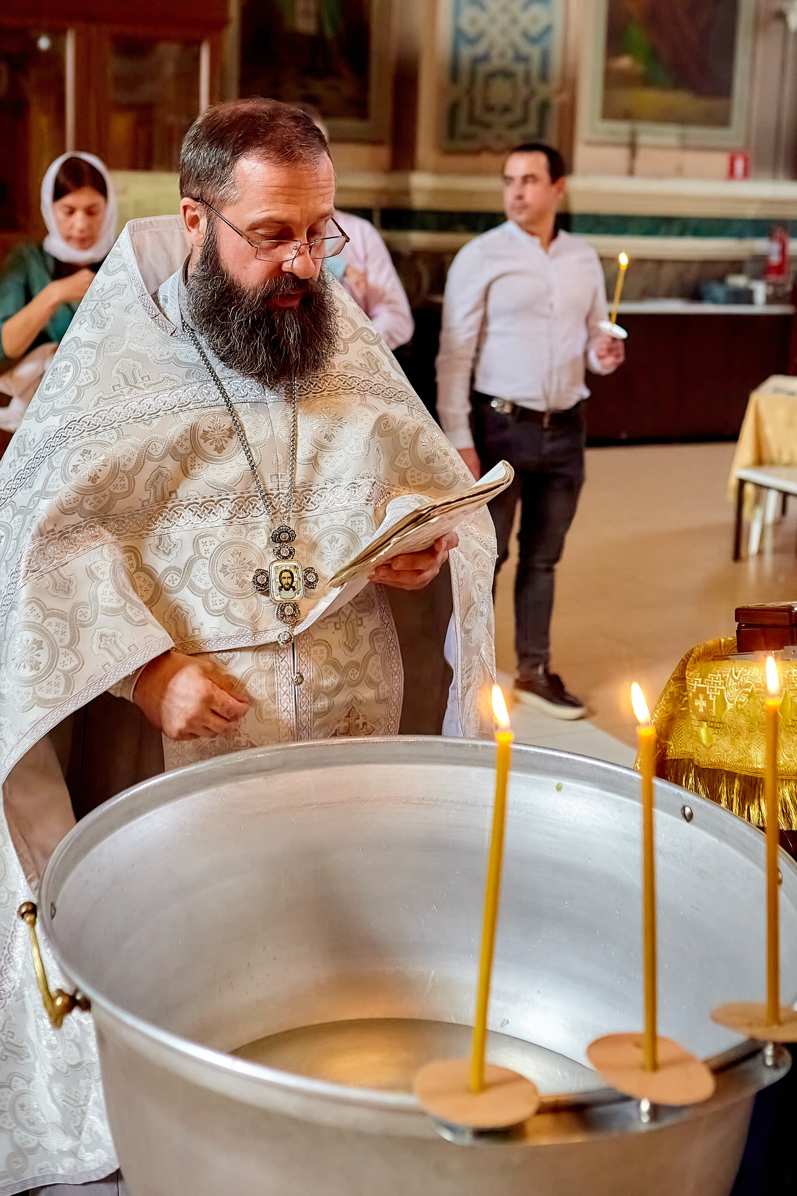 Обряд освящение воды перед Крещением