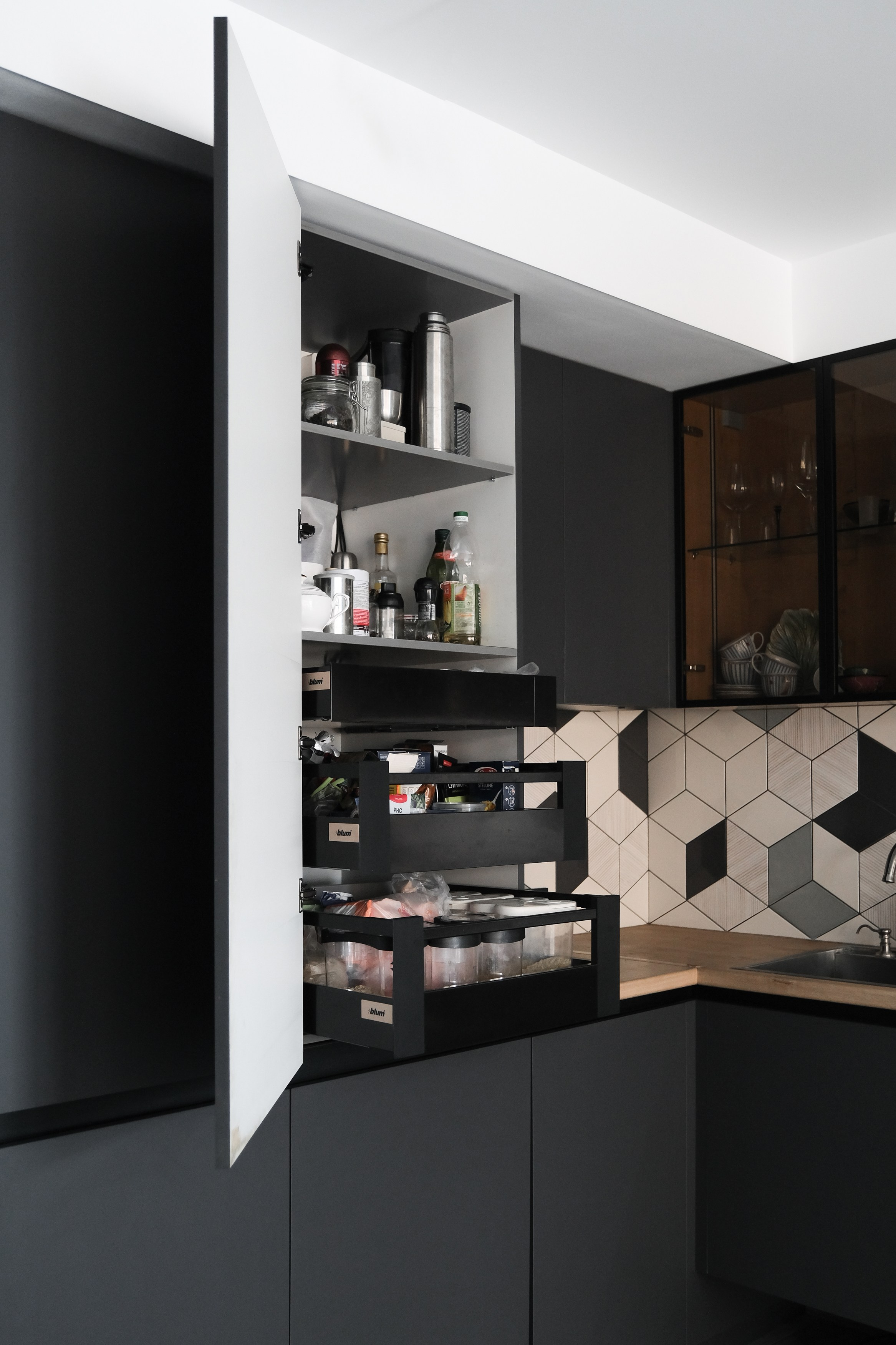 Кухня в Томске на заказ в Академгородке Таунхаус. Мебель на заказ. ГУДРУМ — Мебель на заказ в Томске | Кухни | Шкафы | Стулья и Столы