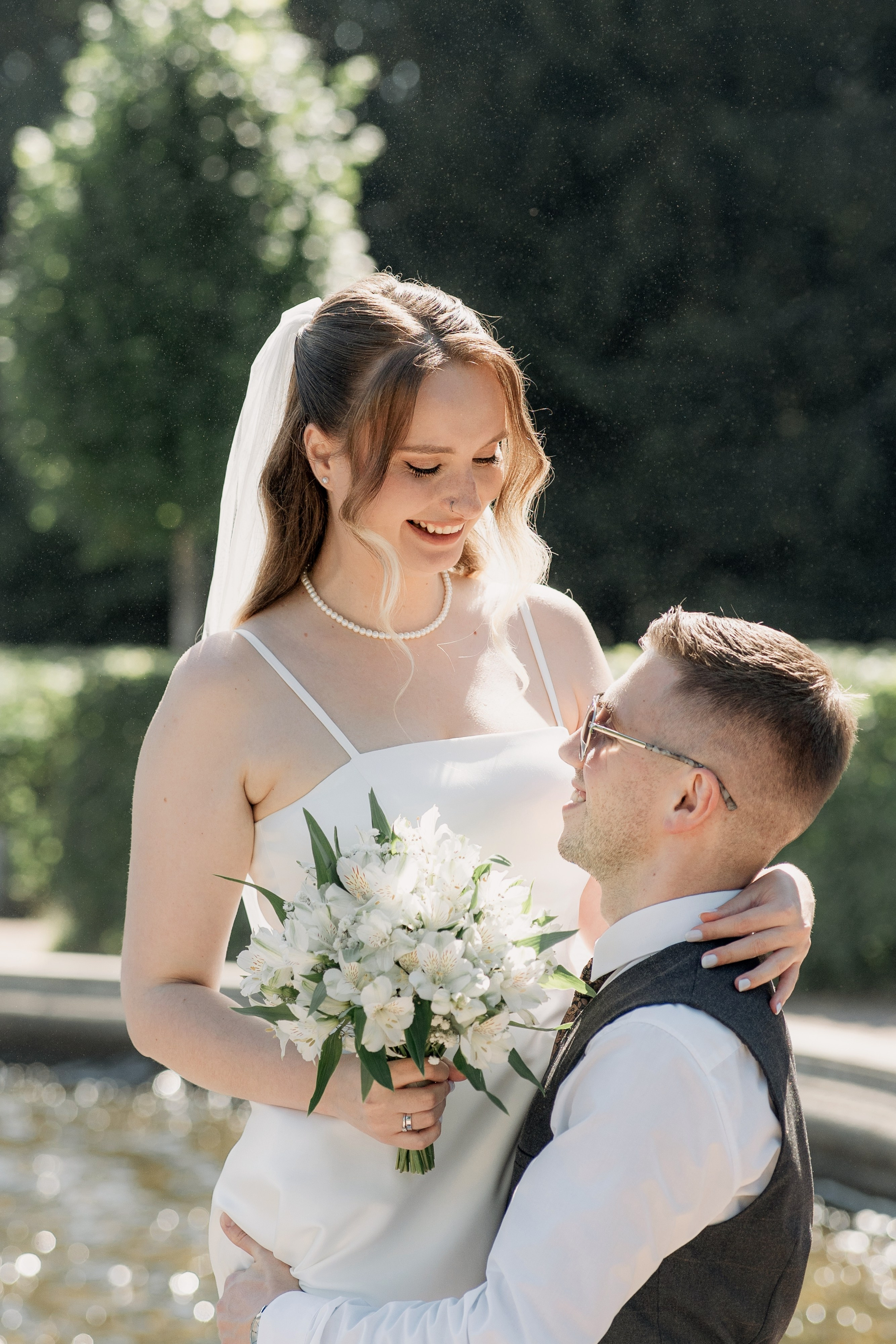 Свадебная фотосессия в ЗАГСе Петергофа. Свадебный фотограф Александр Невский в Санкт-Петербурге