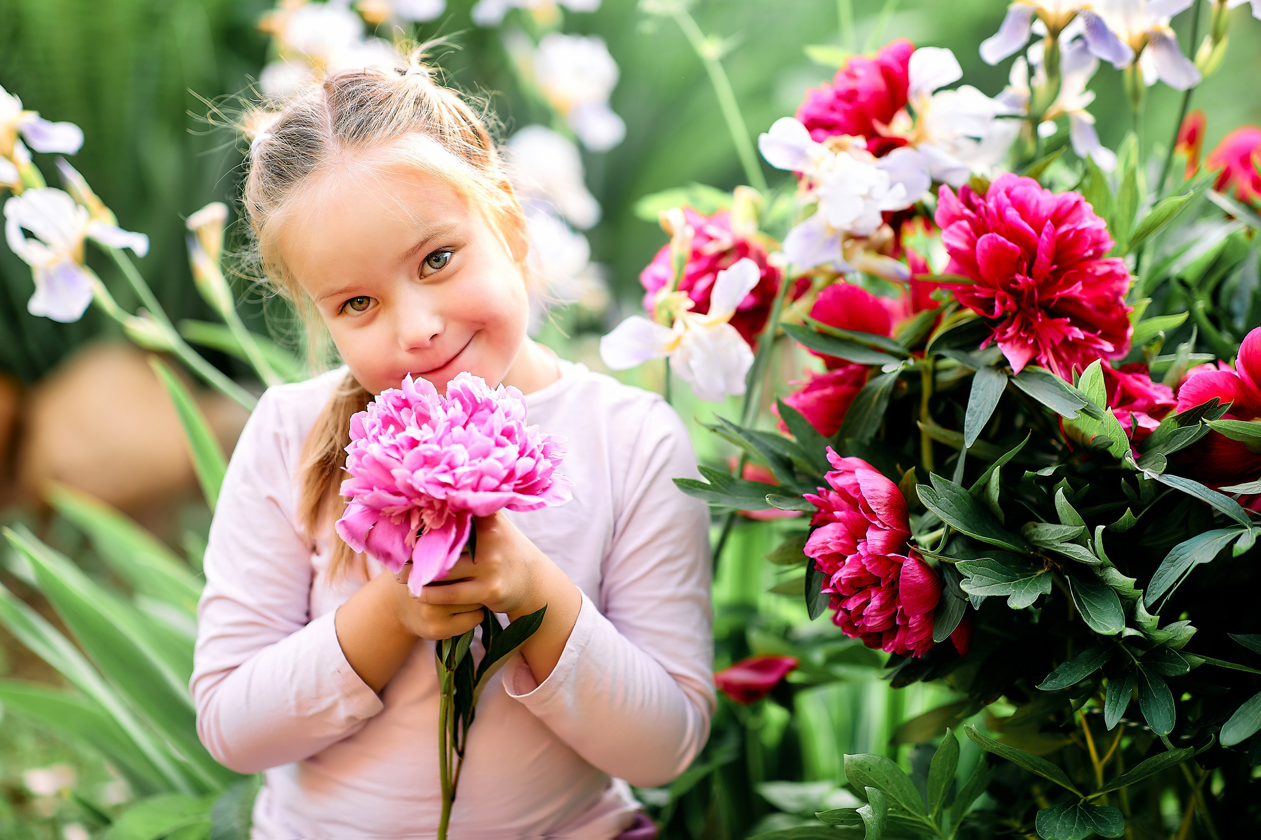 Машуля в пионах. Семейный и детский фотограф в Ярославле Юлия Галашина