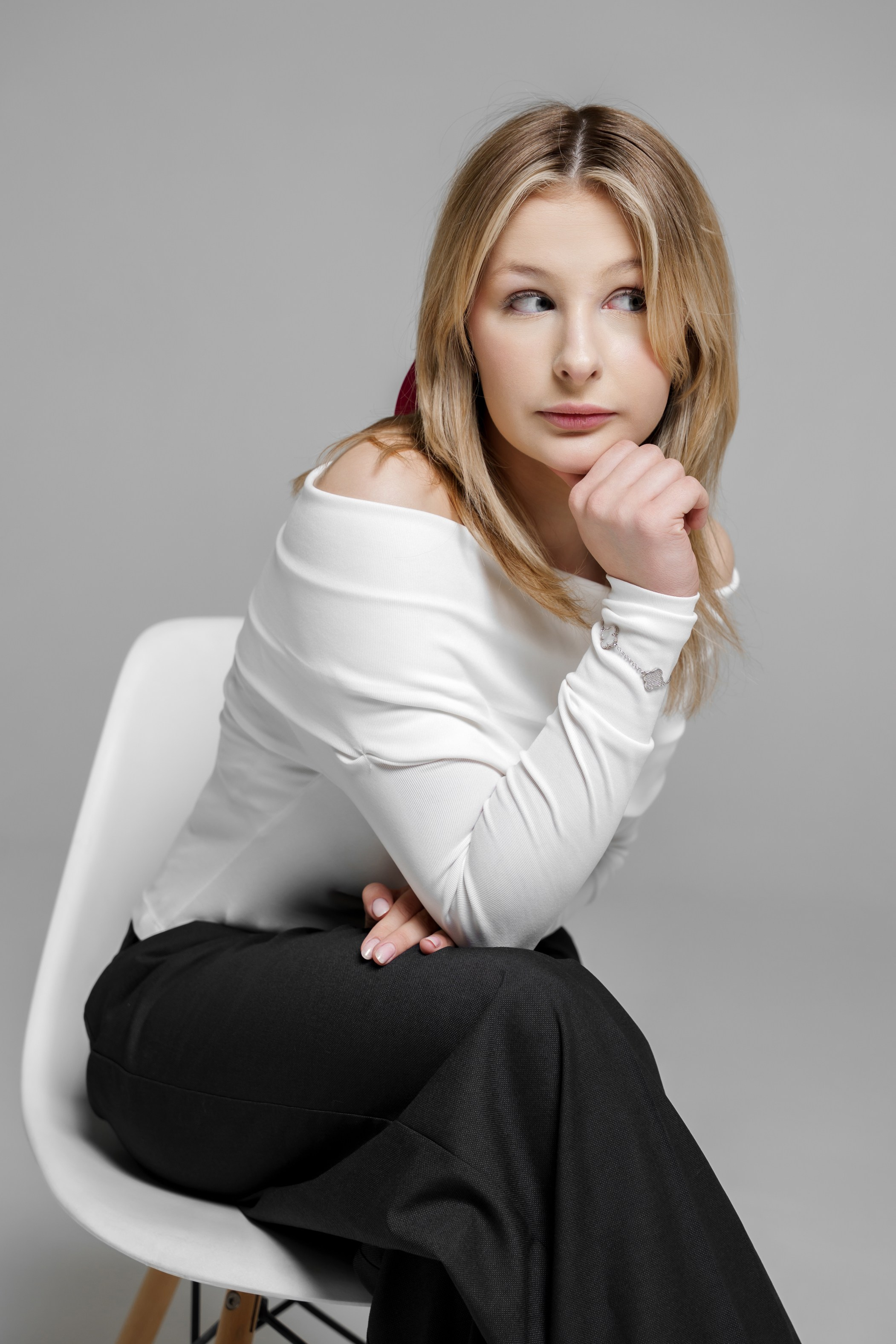 Портреты в студии на белом фоне. ВЫПУСКНЫЕ АЛЬБОМЫ, Школьный фотограф, семейный и свадебный в Саратове и области Ольга Плаксина