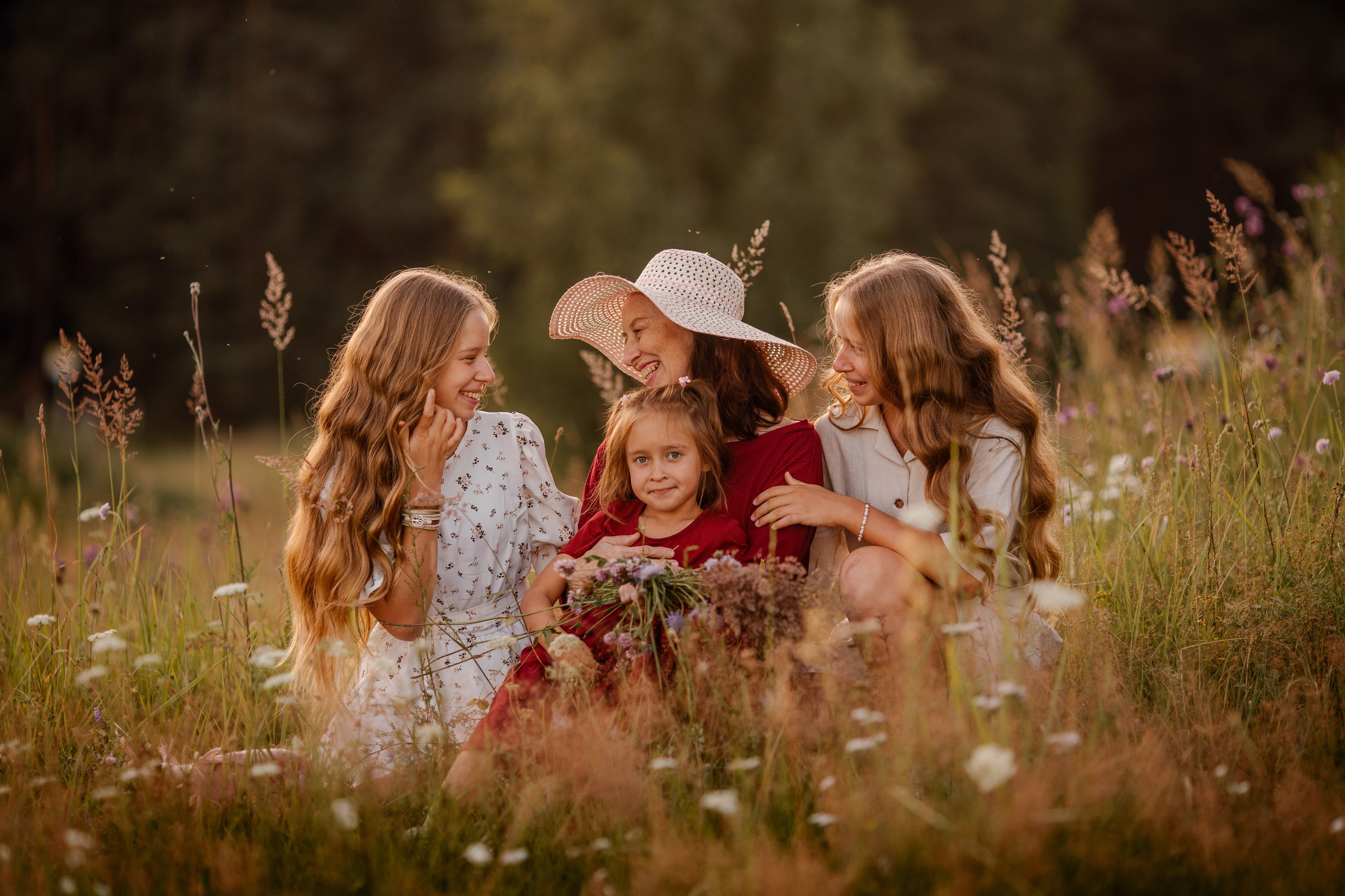 Фотосессия большой семьи в поле