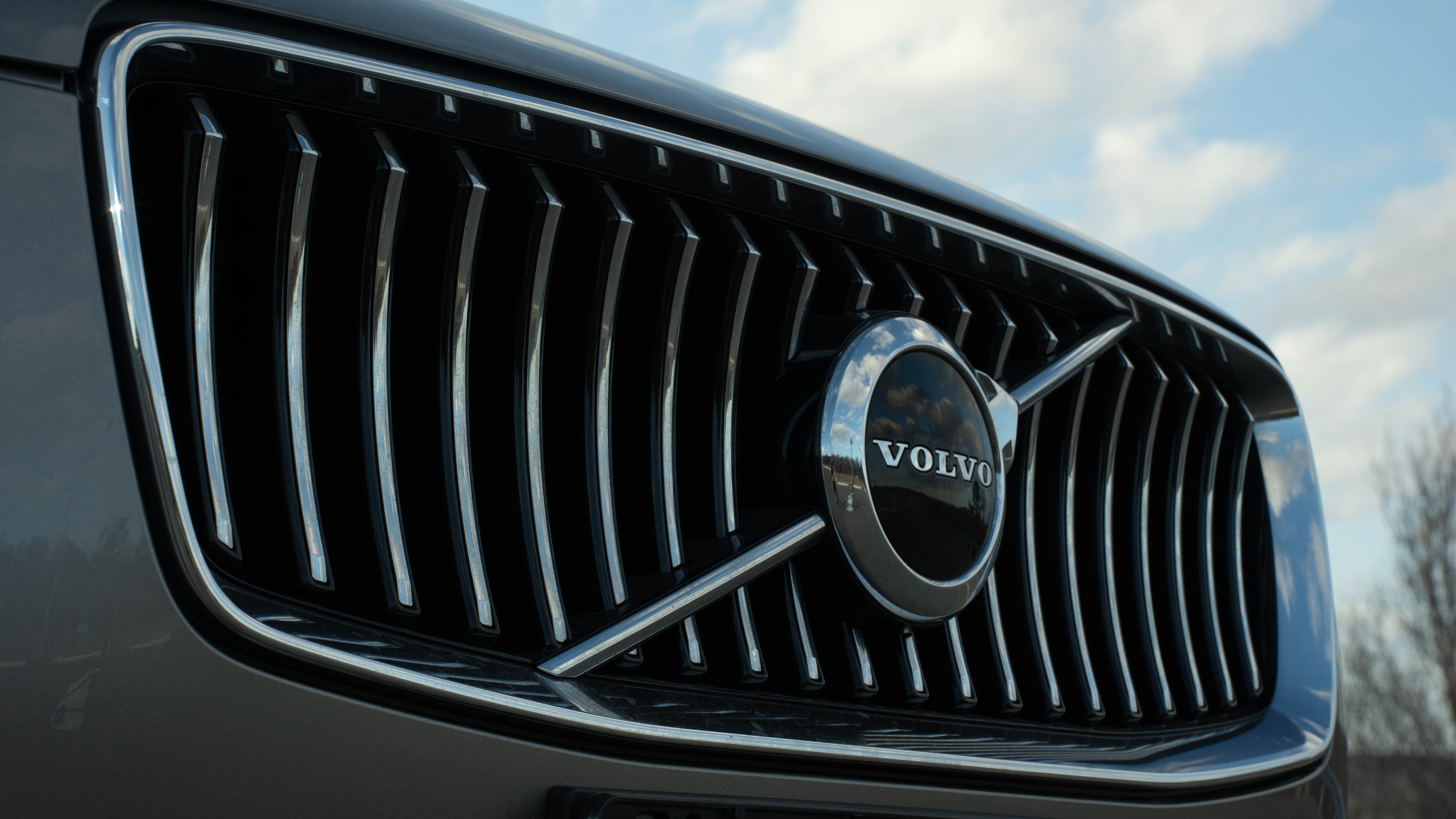 решетка радиатора автомобиля с значком