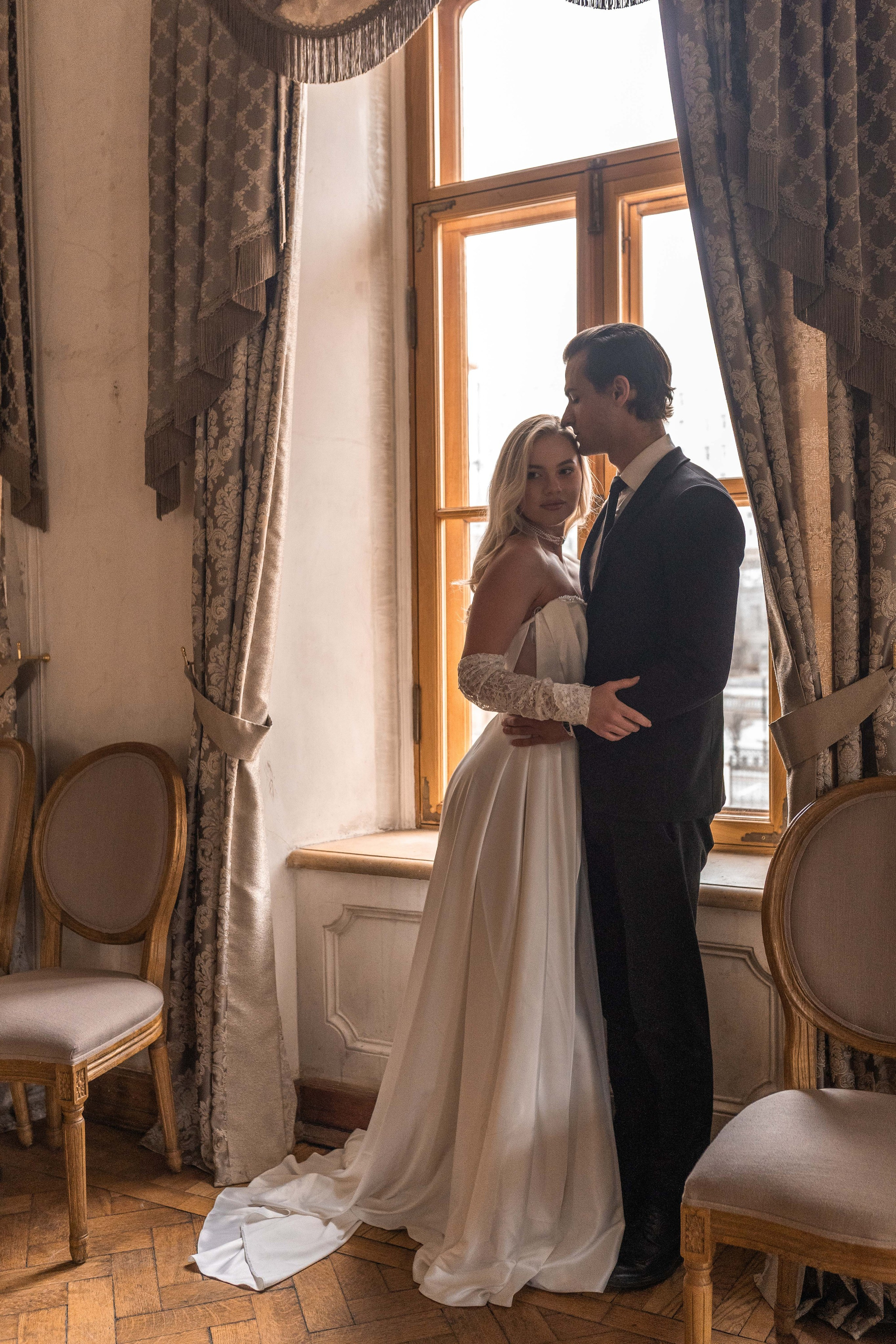 Свадебная фотосессия в Пушкинской библиотеке. Свадебный фотограф в Москве Анна Полушина