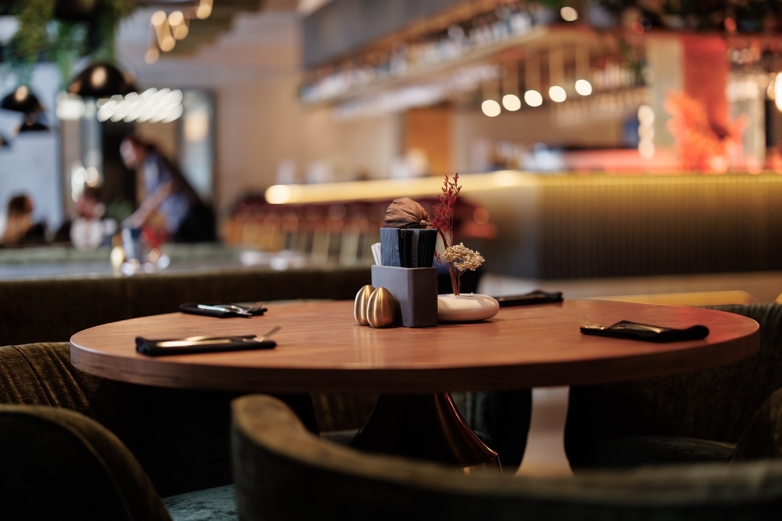 Фотограф для интерьерной съемки ресторана. Контент для бизнеса в Екатеринбурге Полдень Медиа