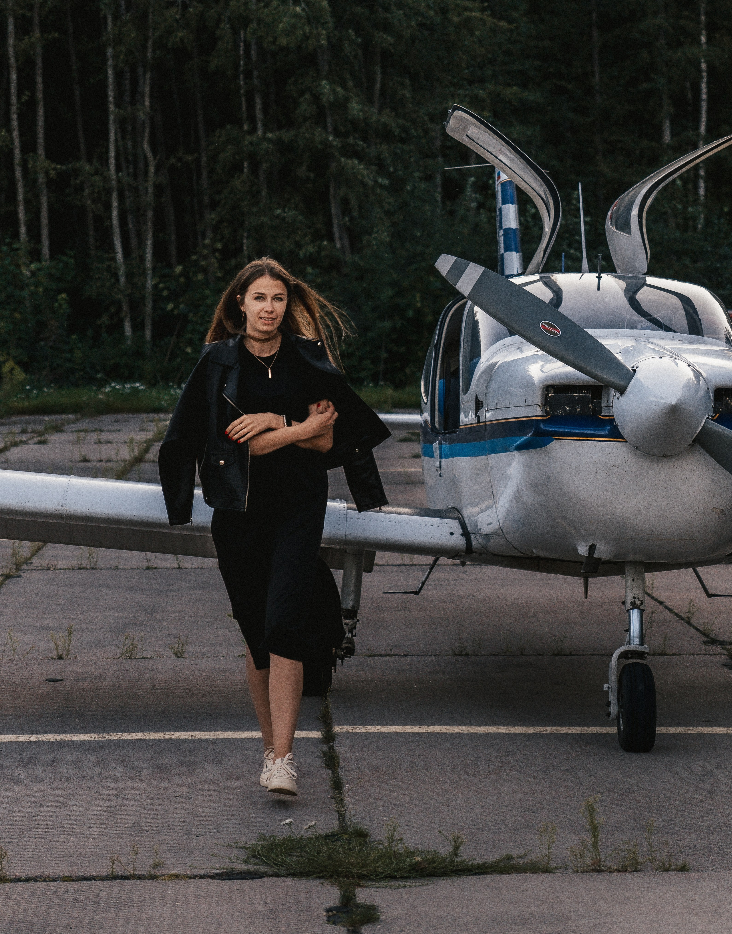 девушка у самолета 