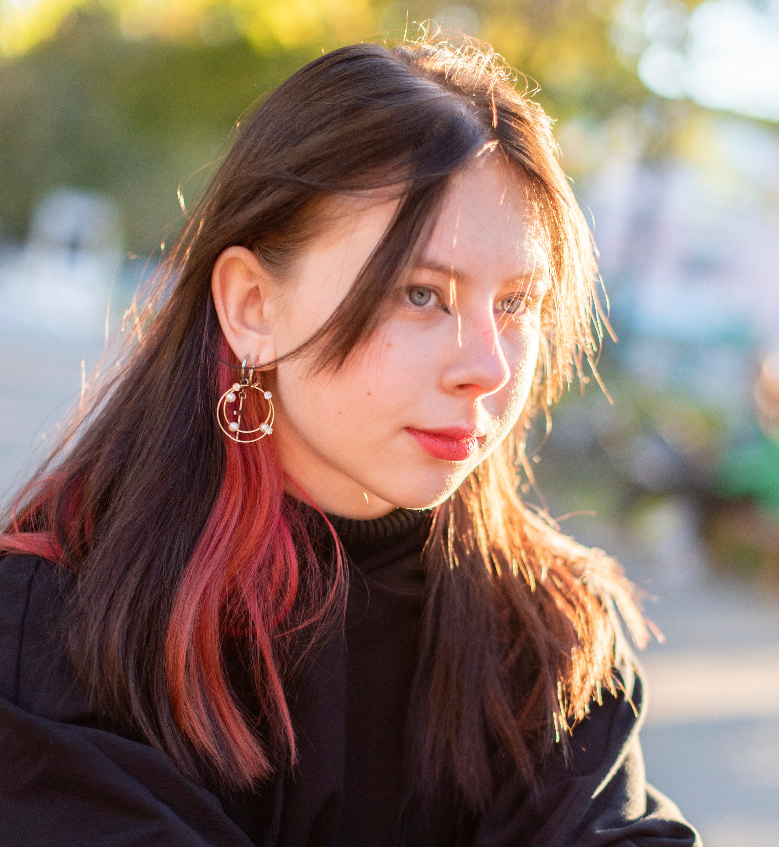 девушка-студентка. чёрный балахон. чёрно-красные волосы. серьги. каменск-шахтинский