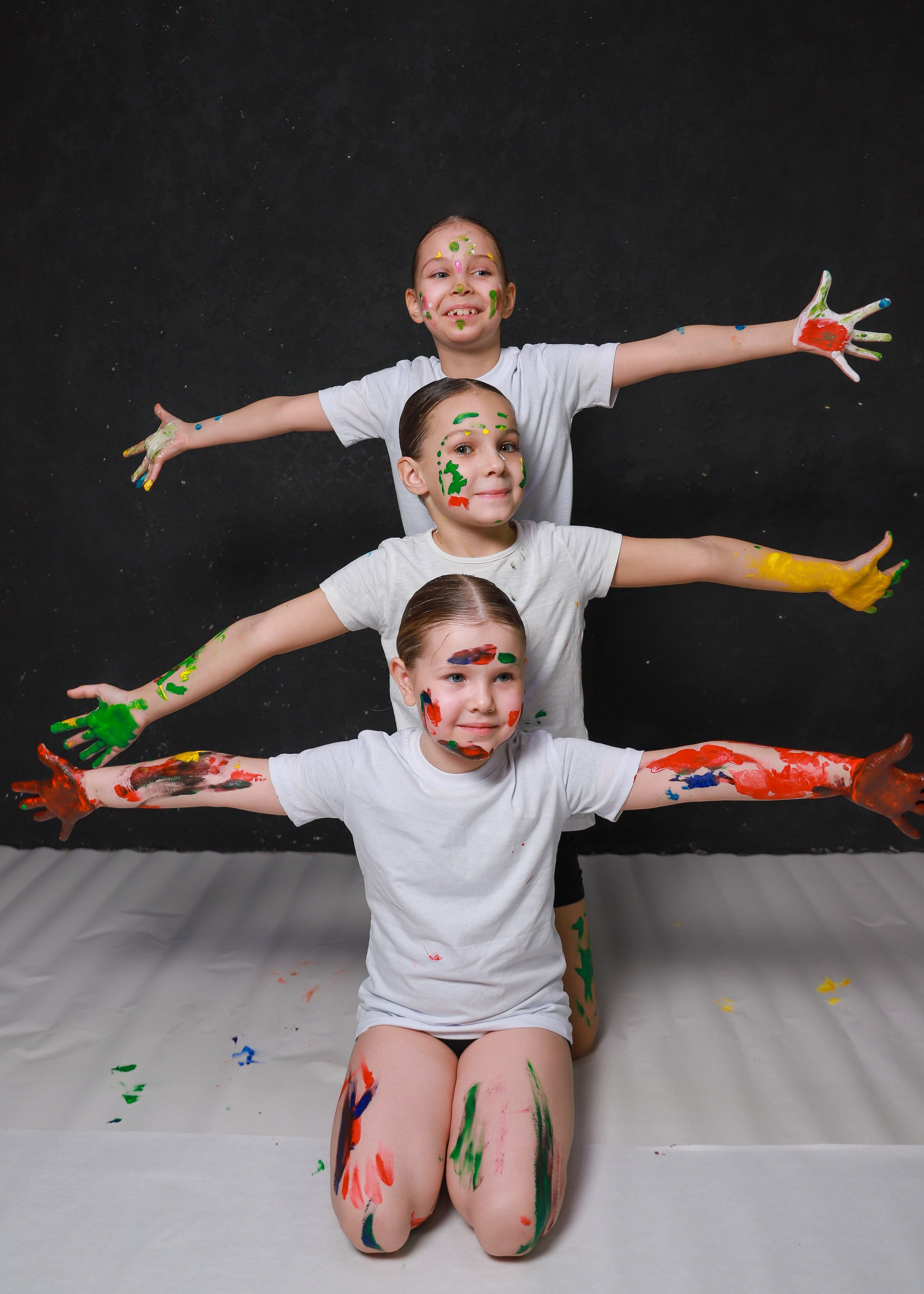 Младшие с красками. Фотограф Юлия Мальцева