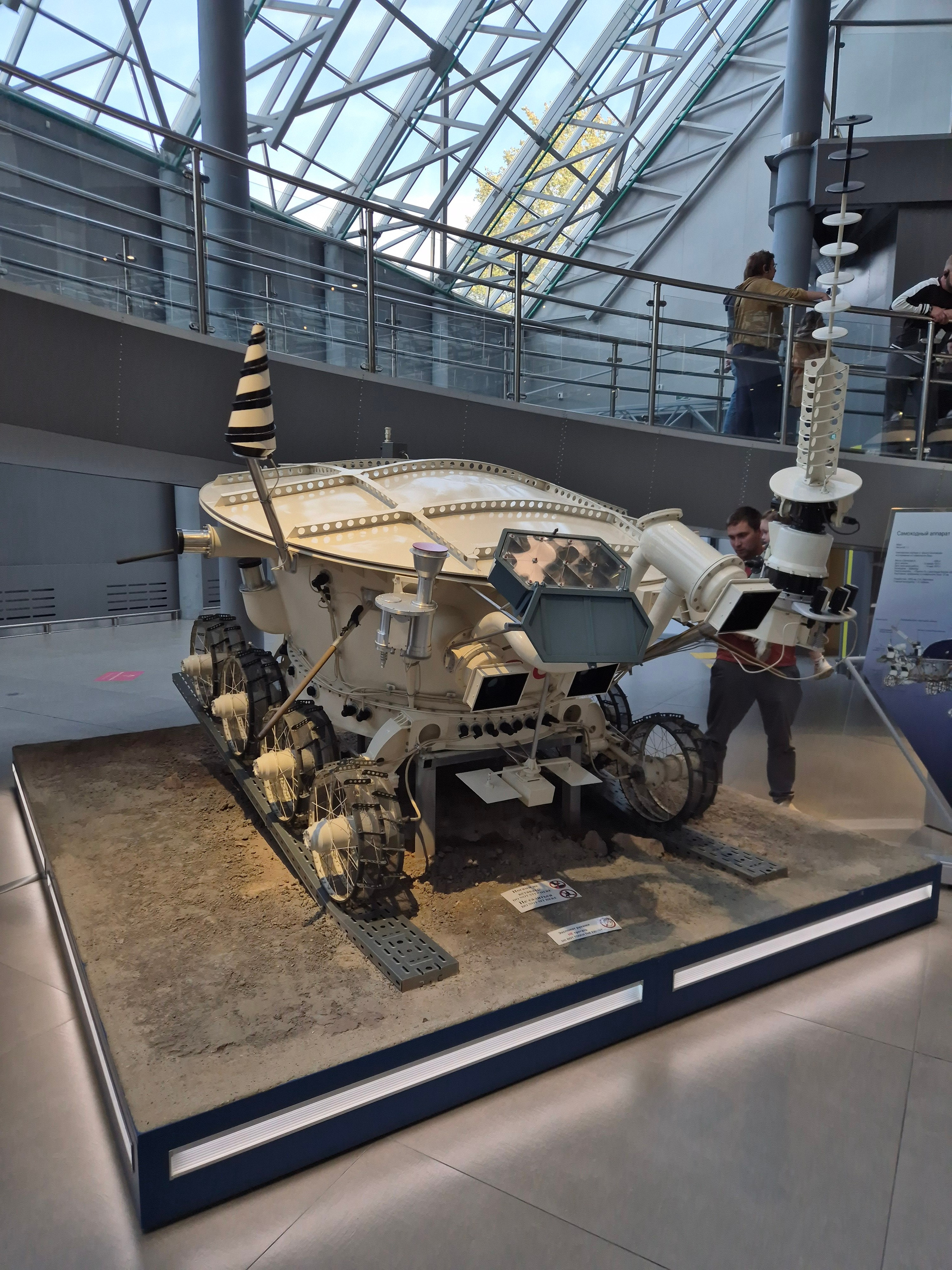 Макет лунохода «Луноход-2» — второго советского самоходного аппарата, успешно работавшего на поверхности Луны с января 1973 г.