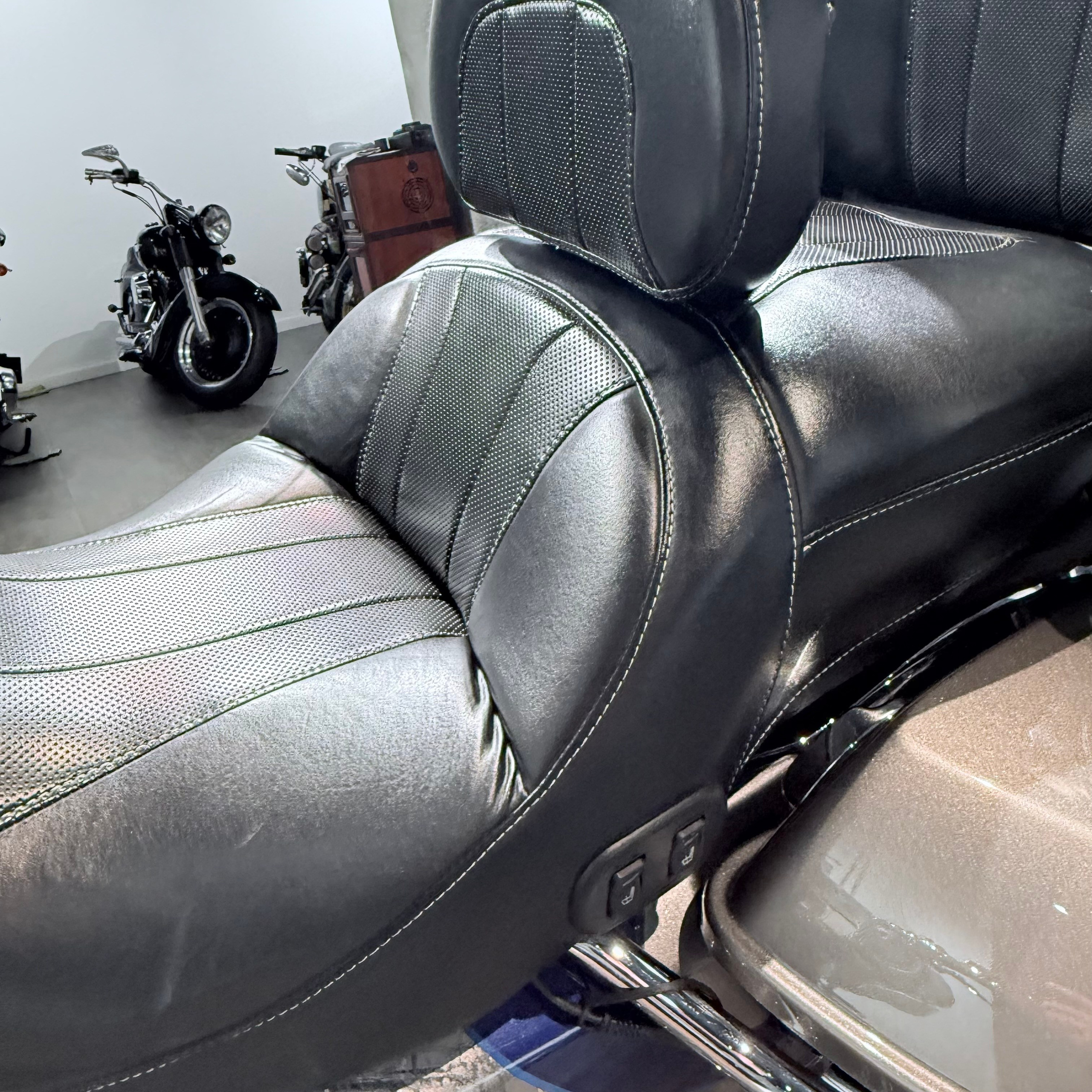 Мотоциклы Harley-Davidson 2016 CVO Limited 110 АВS Раlladium (Touring) — купить мотоцикл. Hello Davidson, Москва. Только хорошие мотоциклы…