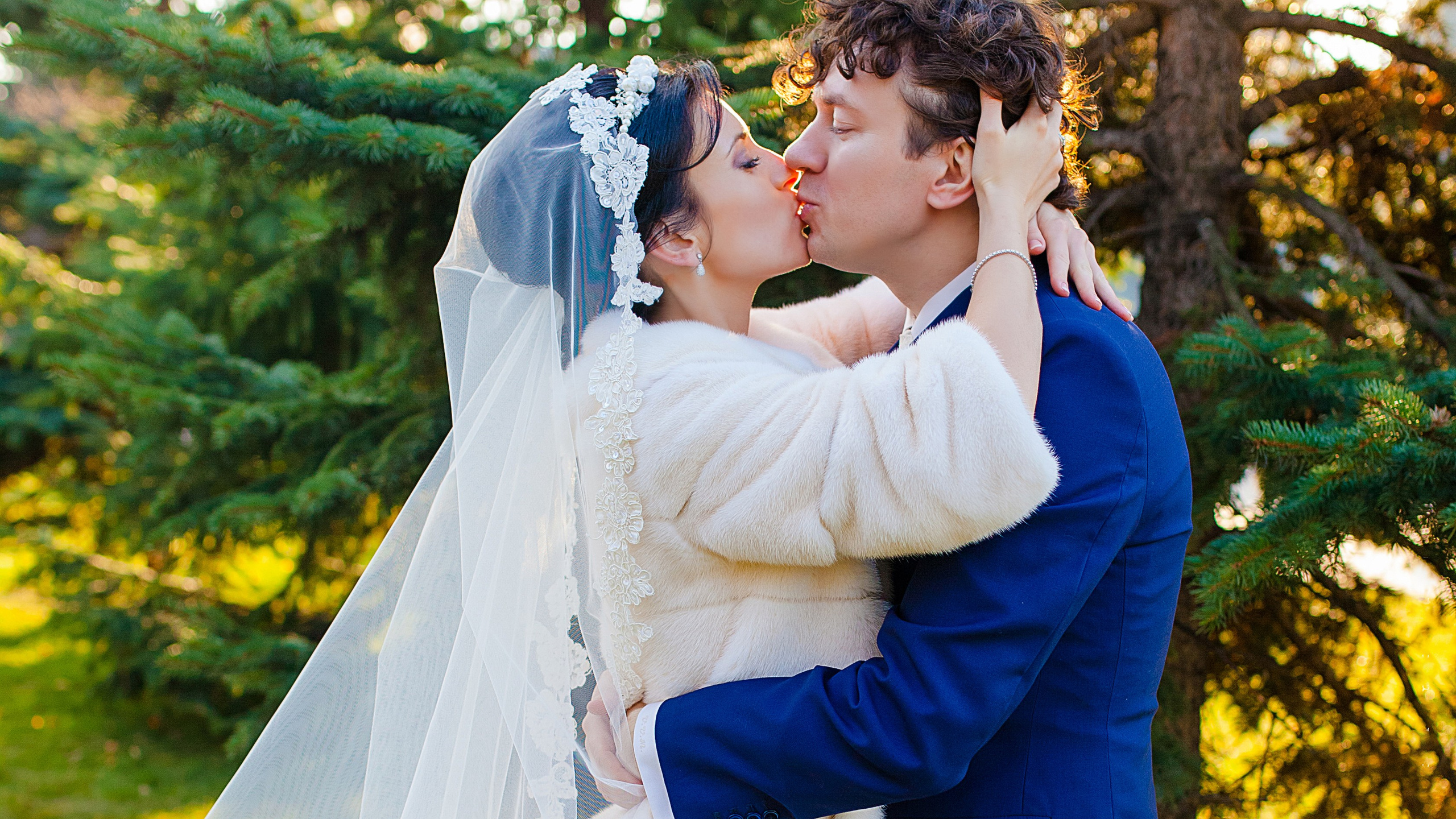 Молодожёны целуются в осеннем парке