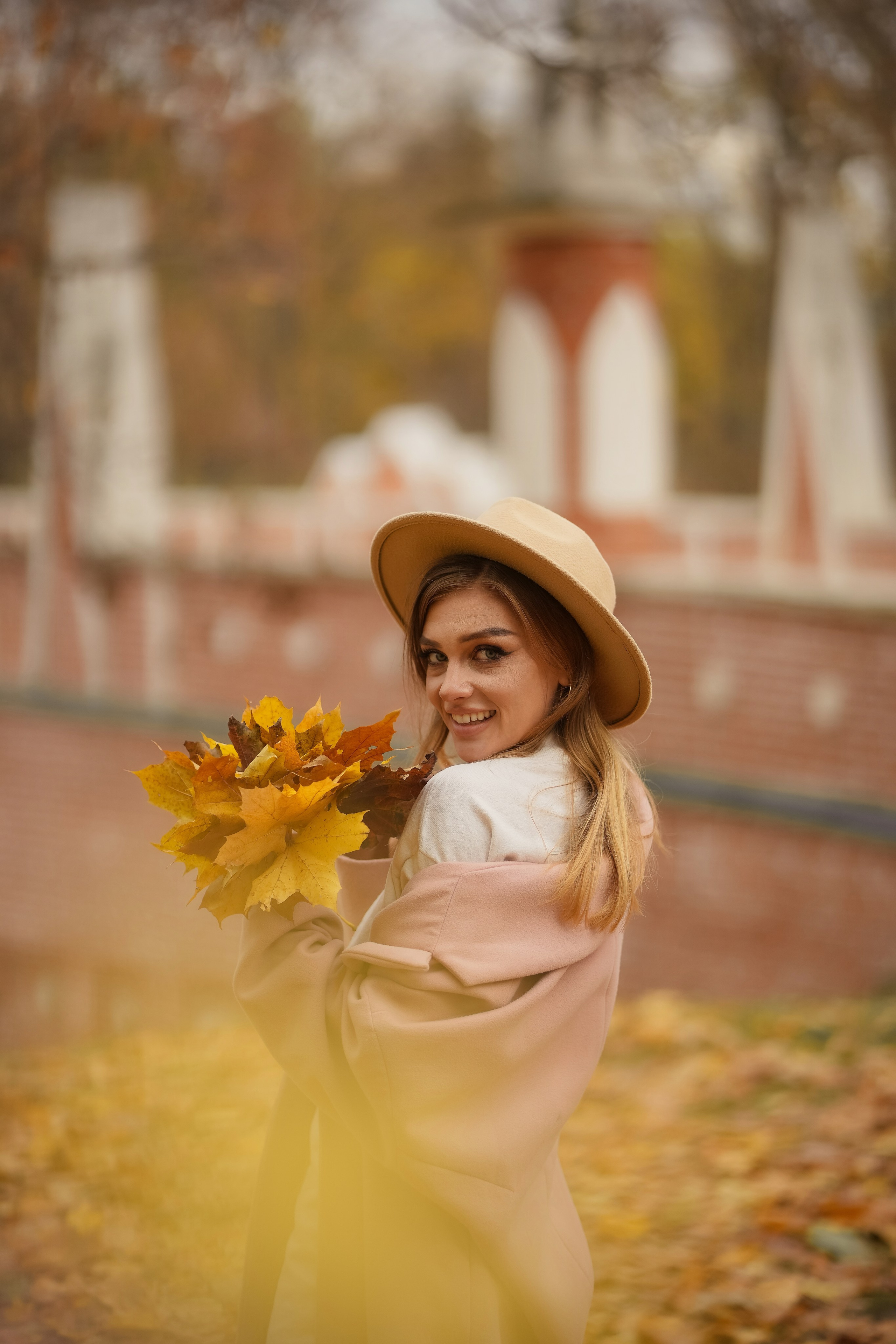 Красивая девушка блондинка прогулка в парке с цветами золотой осенью