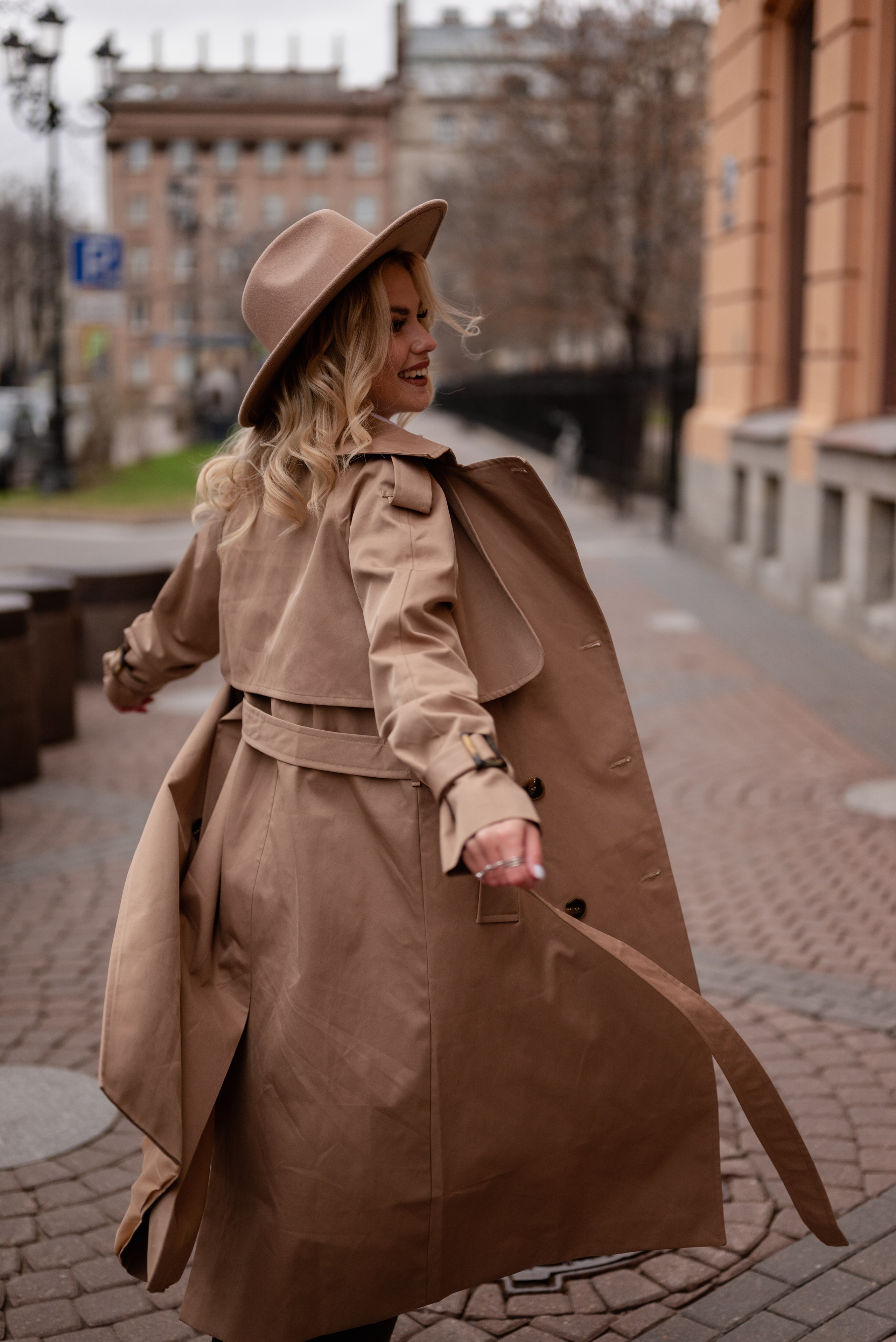 Лав стори с собакой, фотосессия Москва, фотосессия Питер, лав стори СПБ, лав стори Москва, фотосессия с корги в плащах, трендовые съемки в тренчах, лав стори в тренчах 