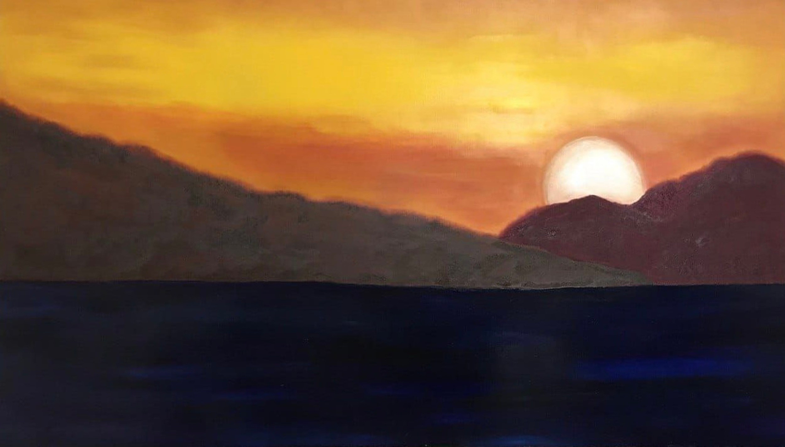 Картина в мягких тонах стилизованного побережья в дымке с невысокими горами на закате.