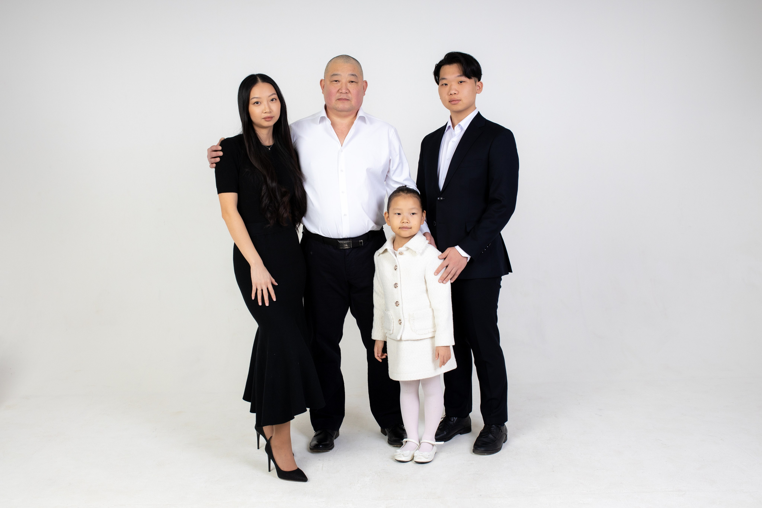 Семейная фотосессия на циклораме с импульсным светом. Фотограф в Железнодорожном и Балашихе