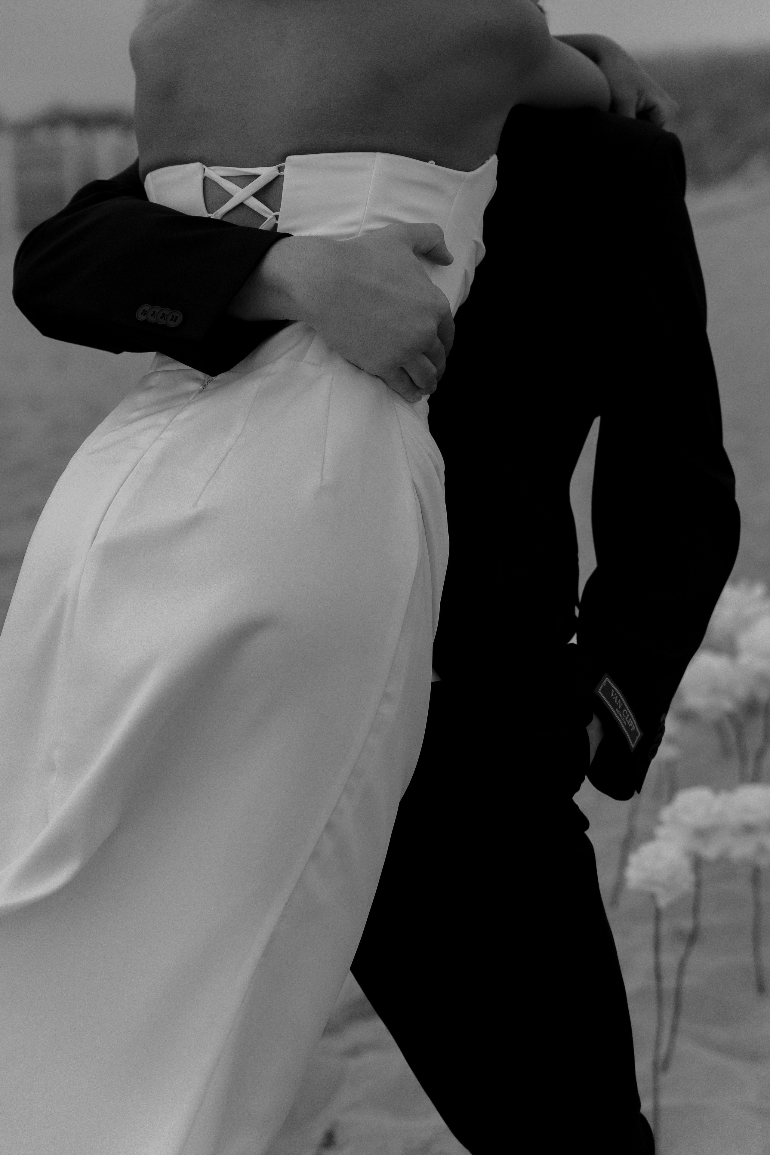 Выездная регистрация на море с белыми розами. Свадебный фотограф Калининград