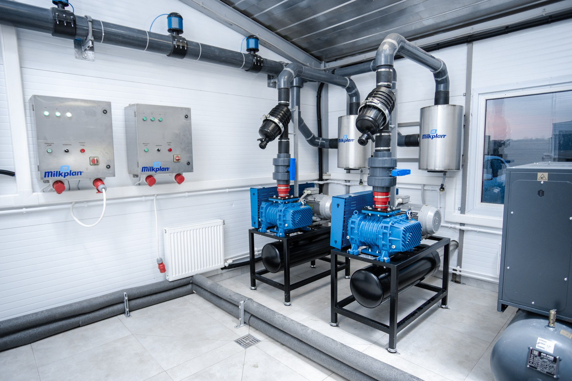 Оборудование хранения молока. Репортажный, промышленный и маркетплейс-фотограф Дмитрий Чернат