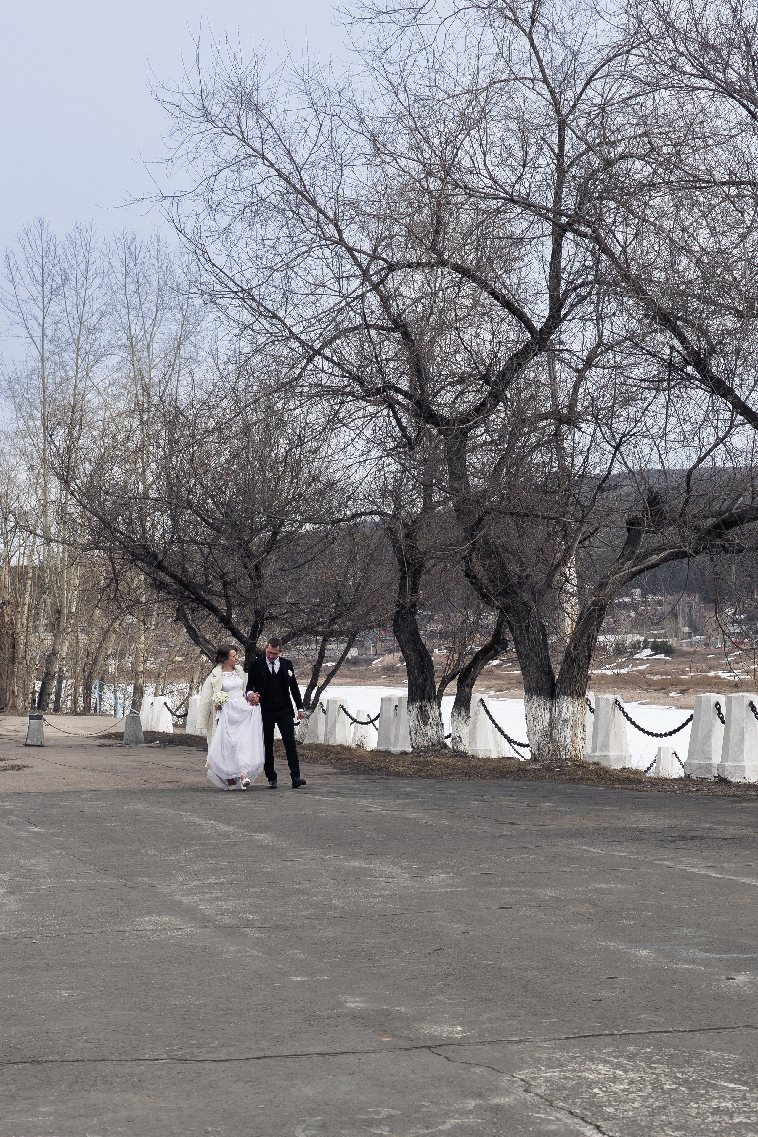 Свадебный снимок на фоне городской архитектуры.