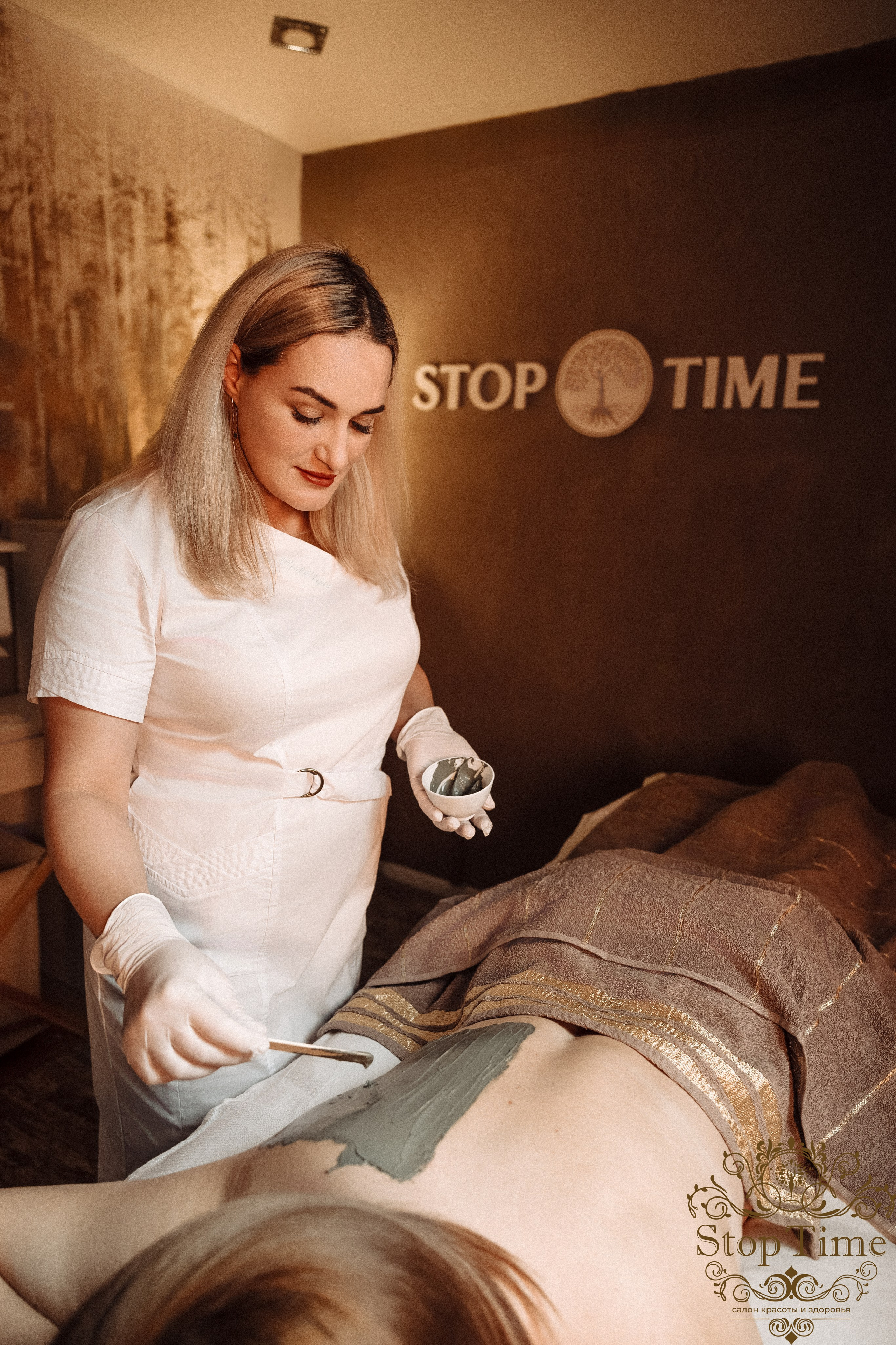 маска наносится на спину 