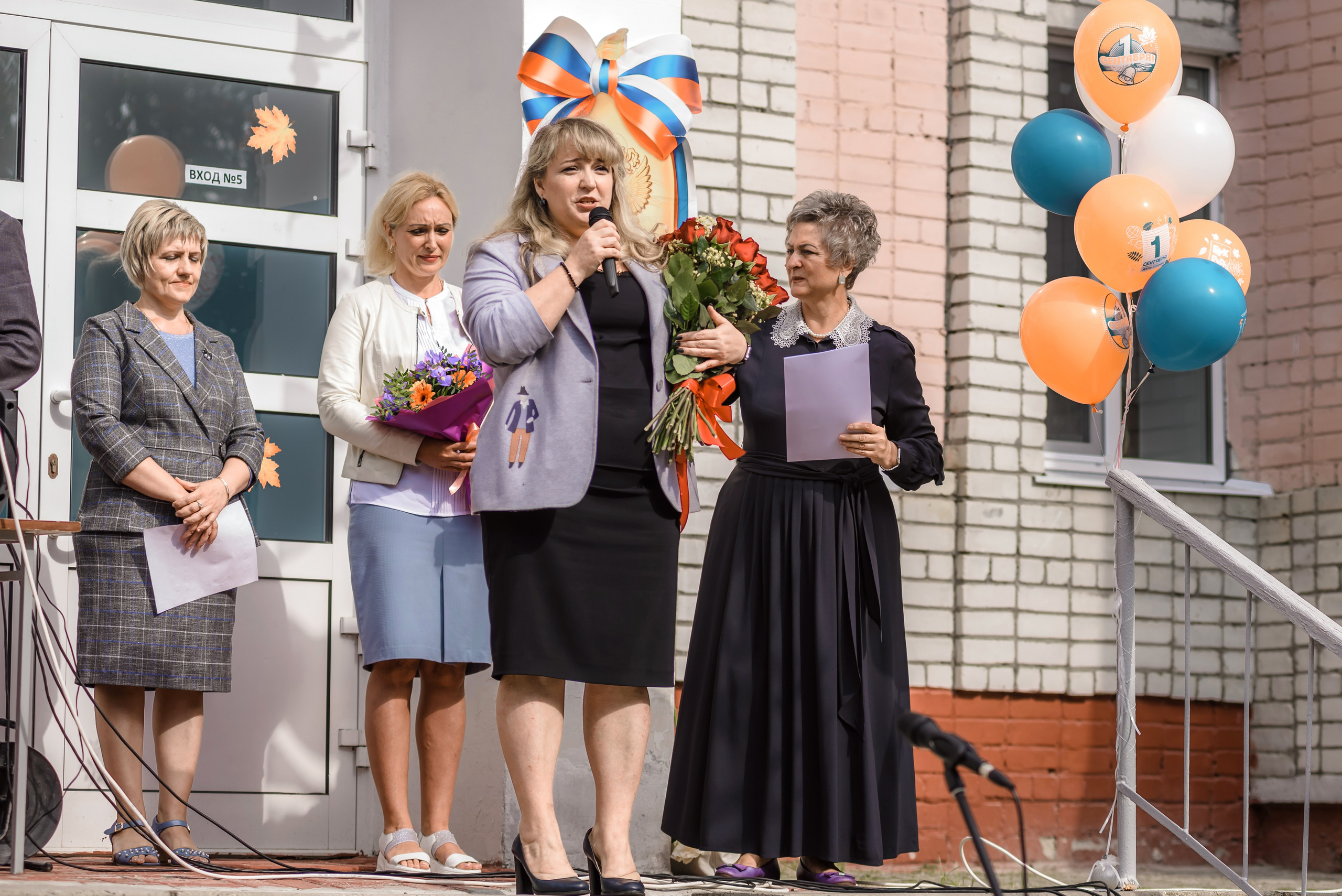 Линейка 11-е классы 2023. Фотограф Галина Лисанова, г. Брянск