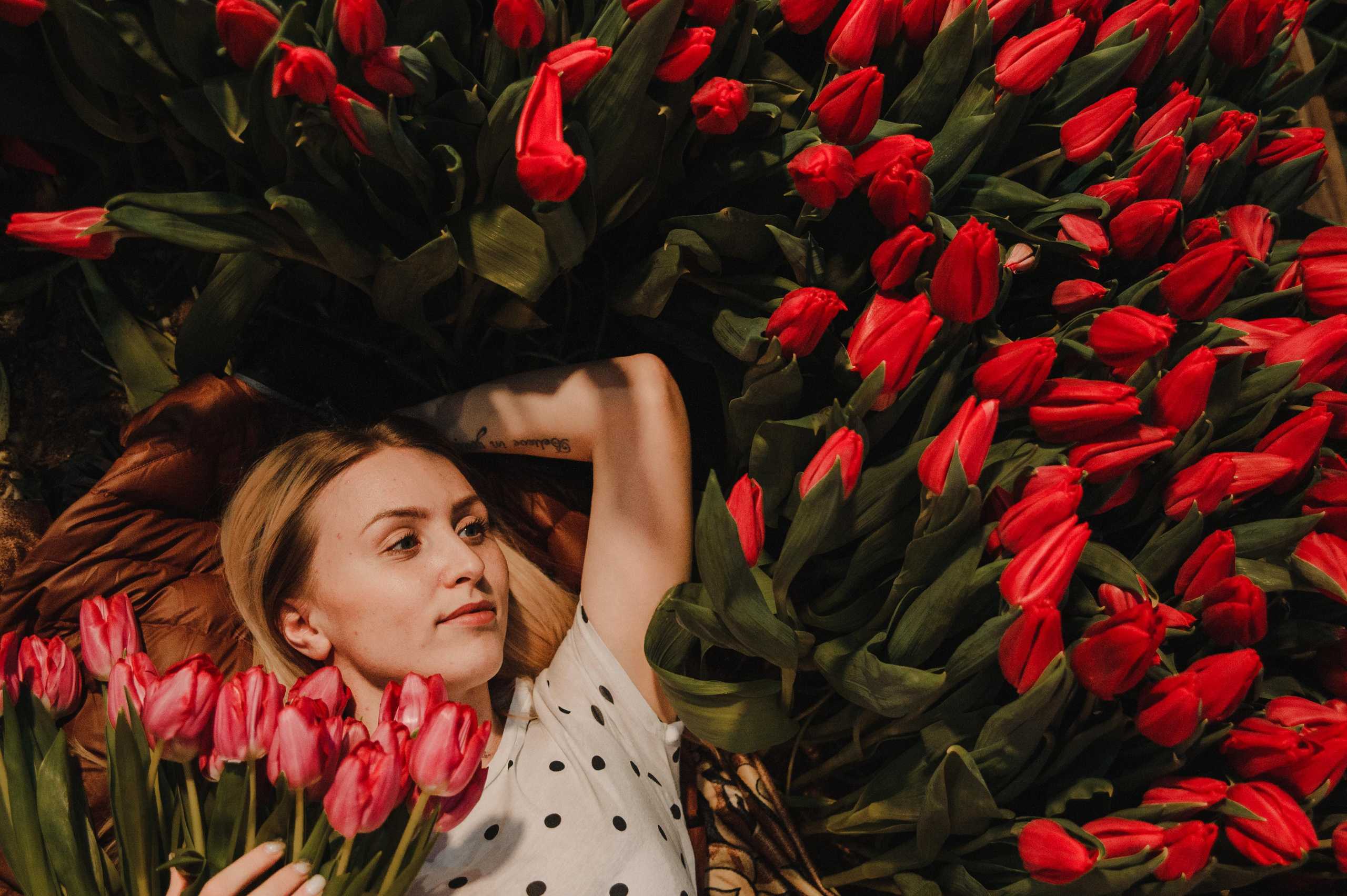 Фотосессия в тюльпанах. Свадебный и семейный фотограф в городе Смоленске