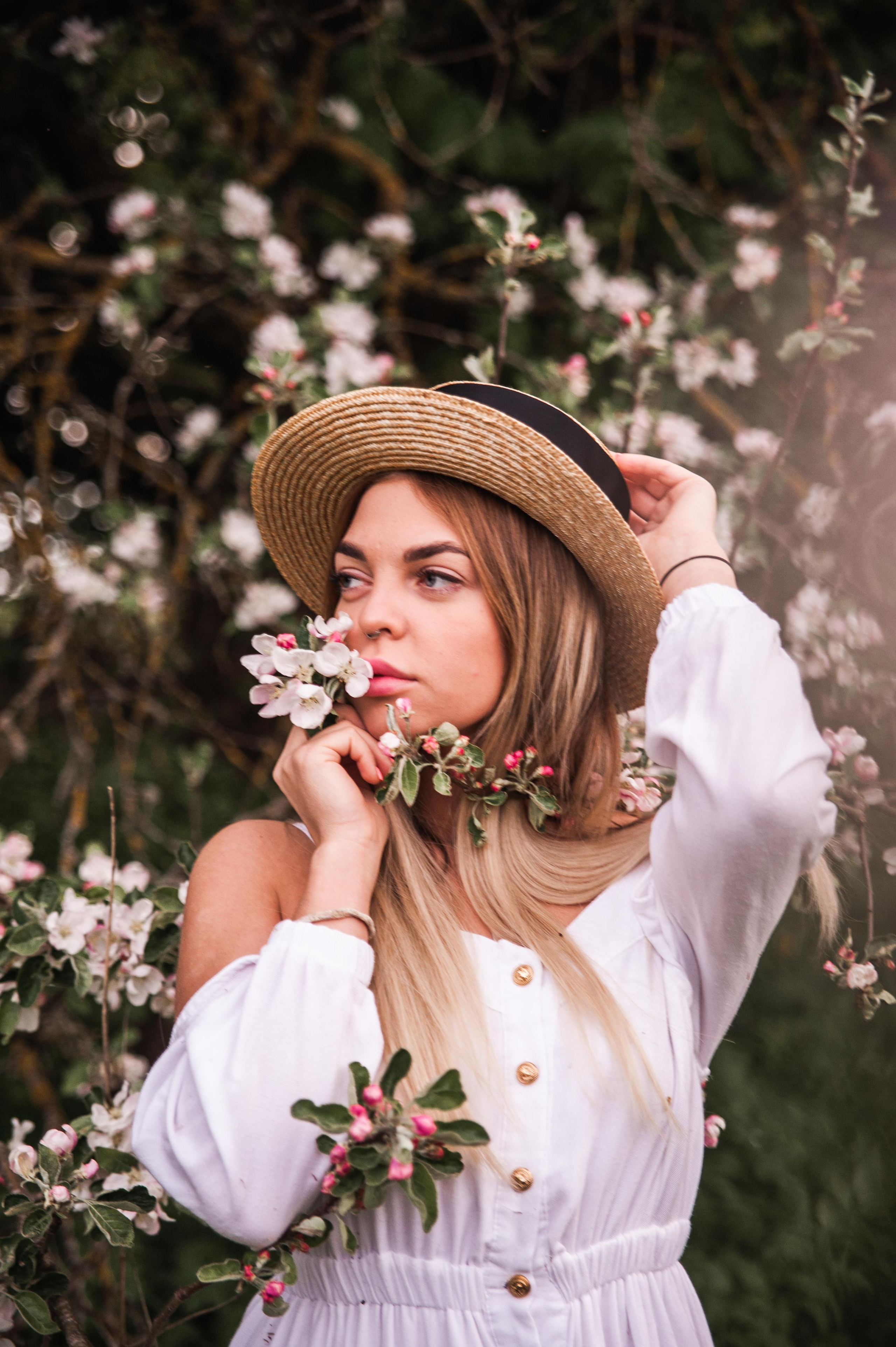 Фотосессия в яблонях. Свадебный и семейный фотограф в городе Смоленске