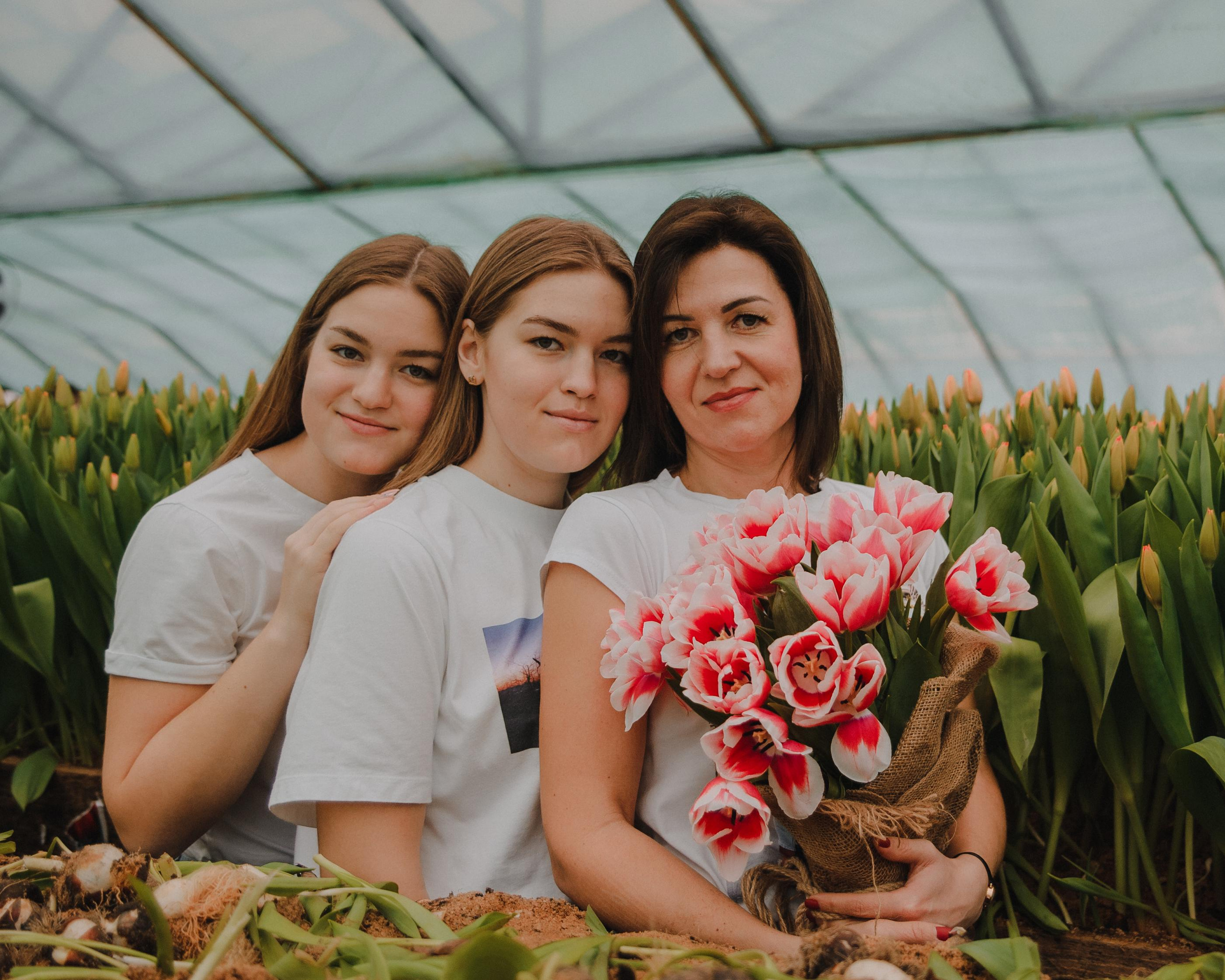 Фотосессия в тюльпанах. Свадебный и семейный фотограф в городе Смоленске