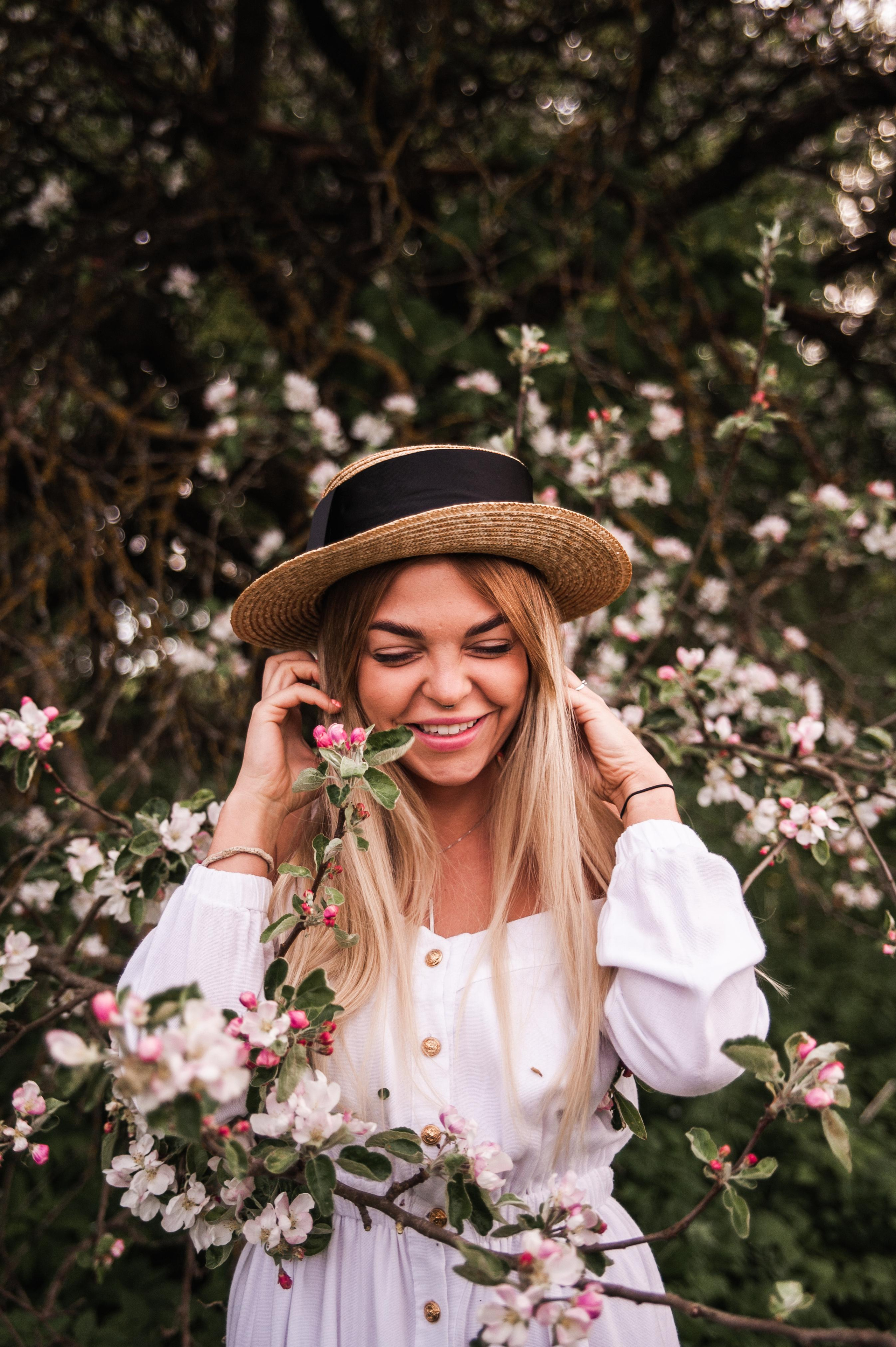 Фотосессия в яблонях. Свадебный и семейный фотограф в городе Смоленске