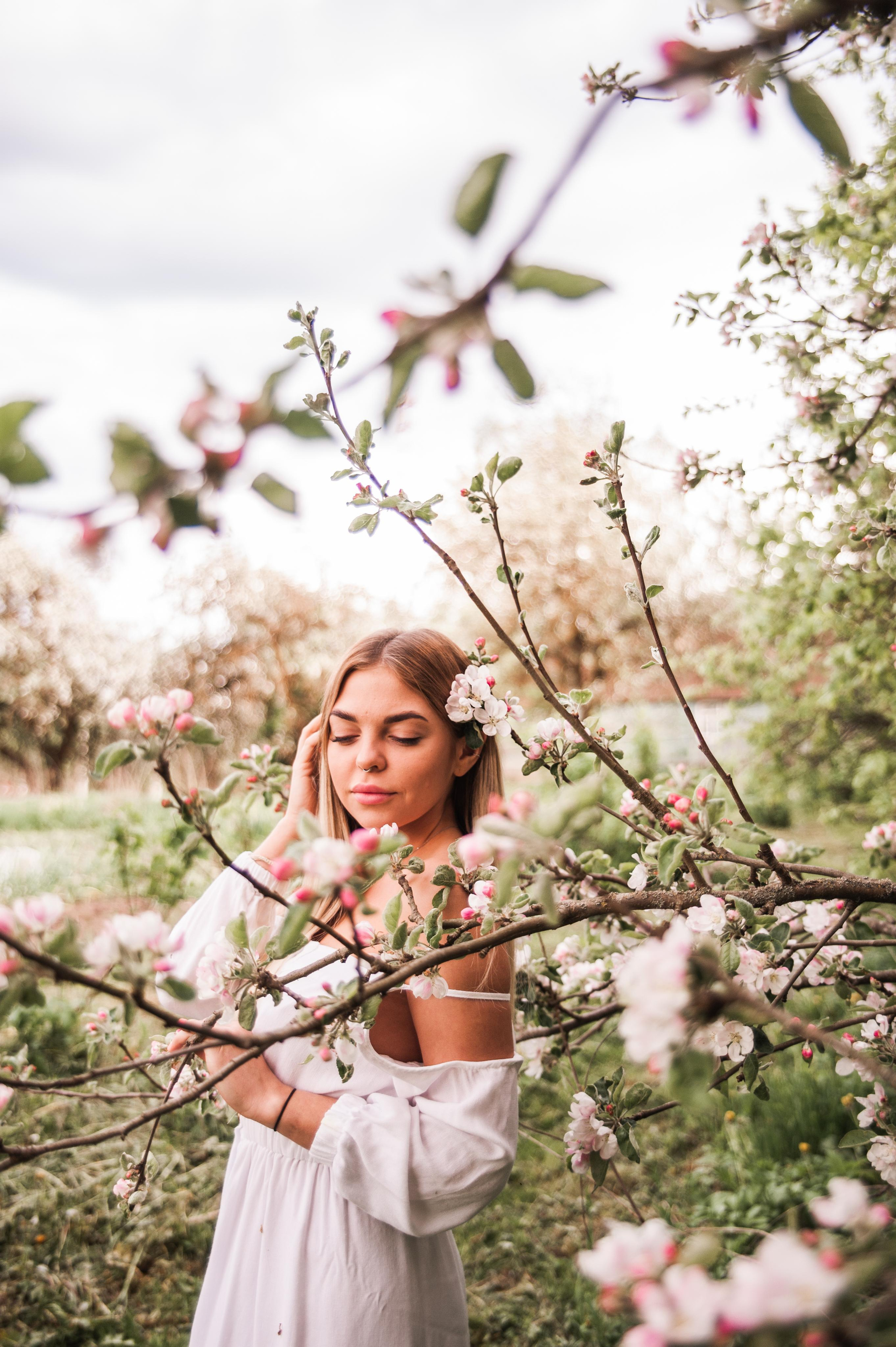 Фотосессия в яблонях. Свадебный и семейный фотограф в городе Смоленске