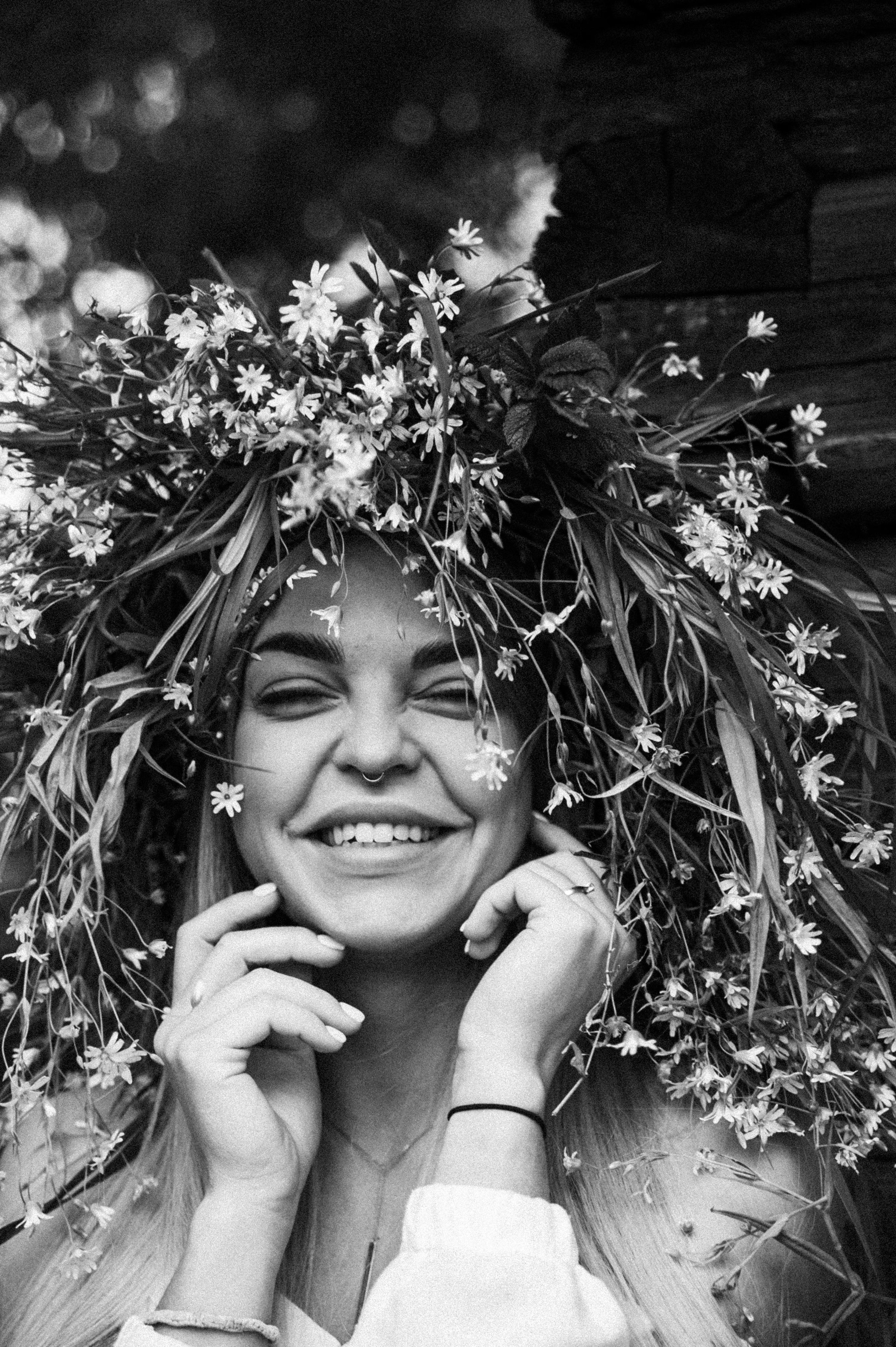 Фотосессия в яблонях. Свадебный и семейный фотограф в городе Смоленске