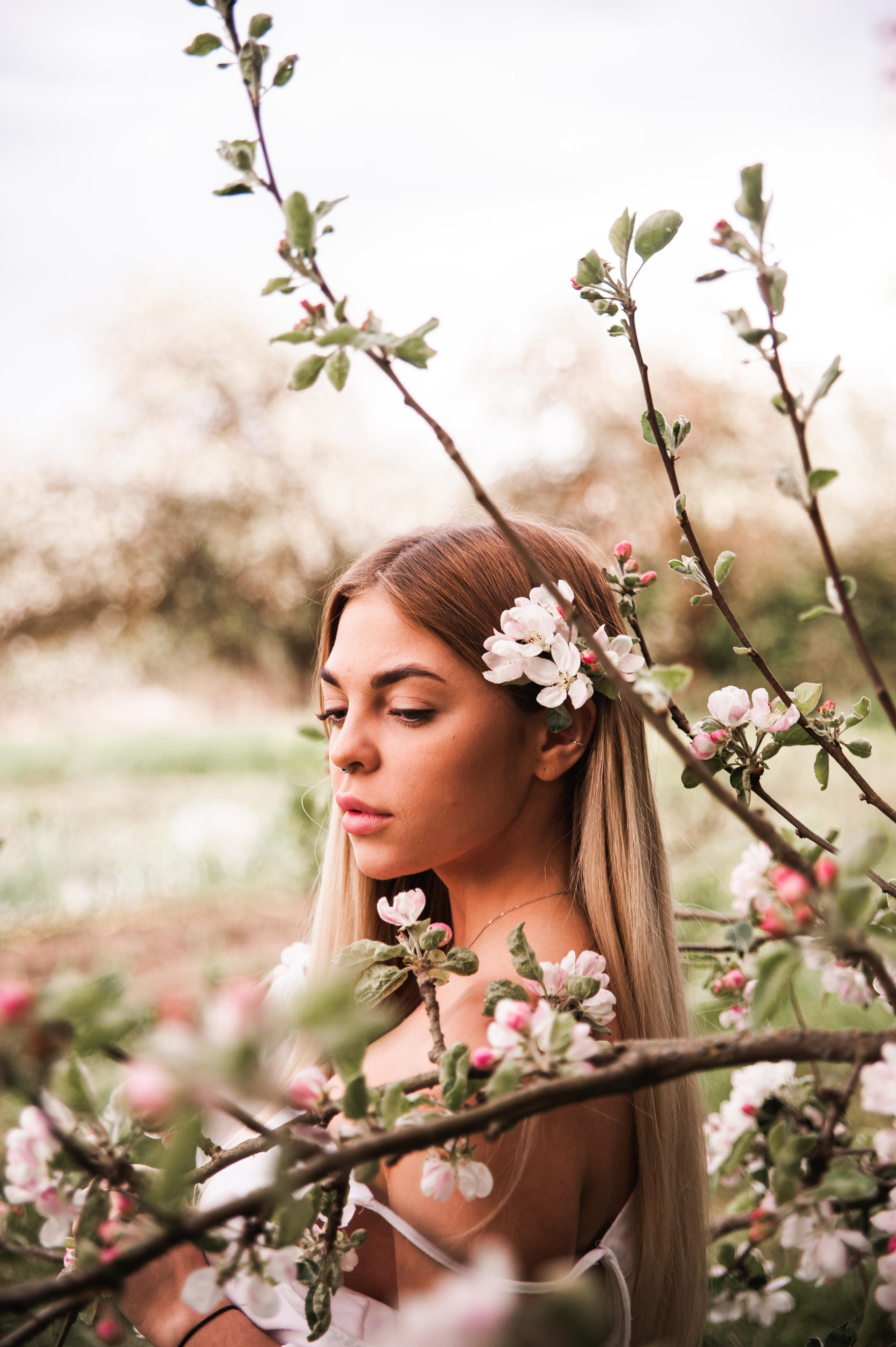 Фотосессия в яблонях. Свадебный и семейный фотограф в городе Смоленске
