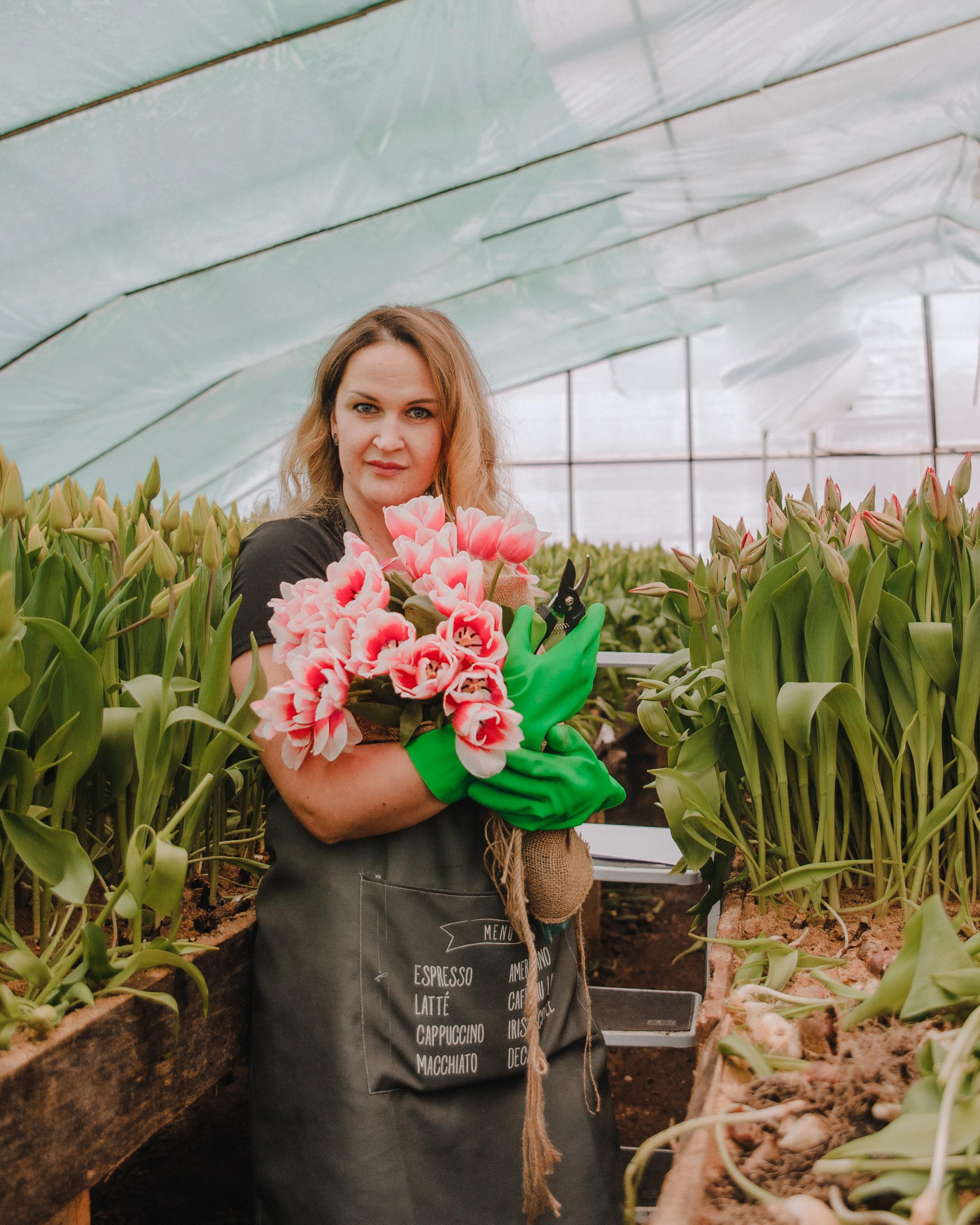 Фотосессия в тюльпанах. Свадебный и семейный фотограф в городе Смоленске