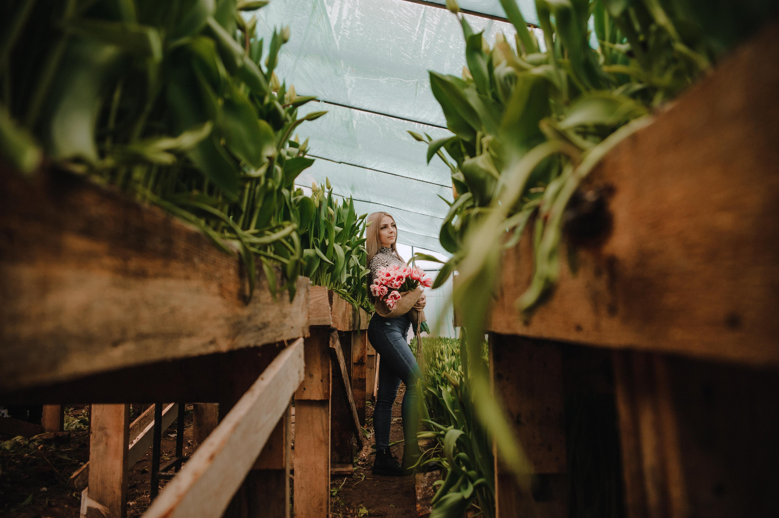 Фотосессия в тюльпанах. Свадебный и семейный фотограф в городе Смоленске