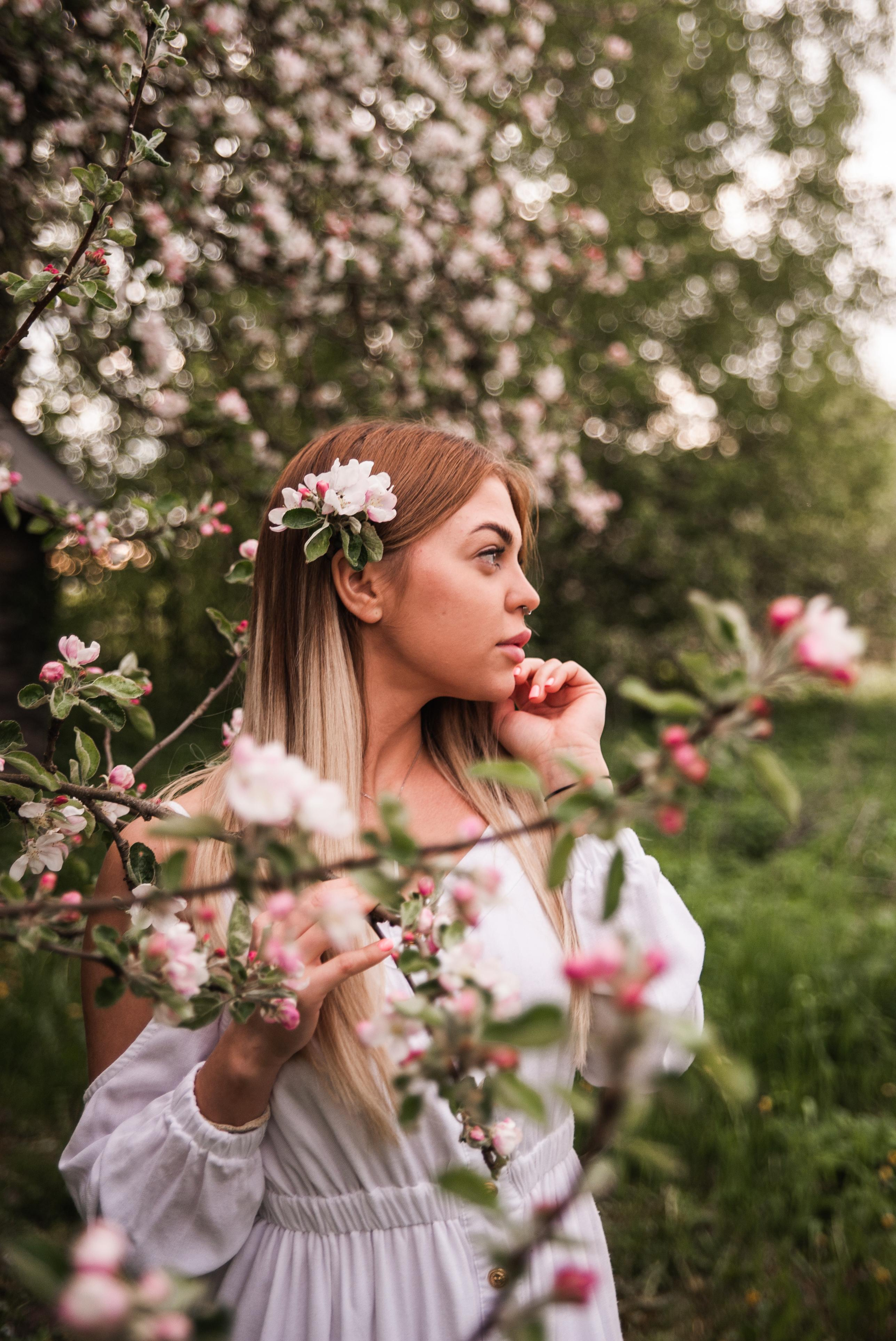 Фотосессия в яблонях. Свадебный и семейный фотограф в городе Смоленске