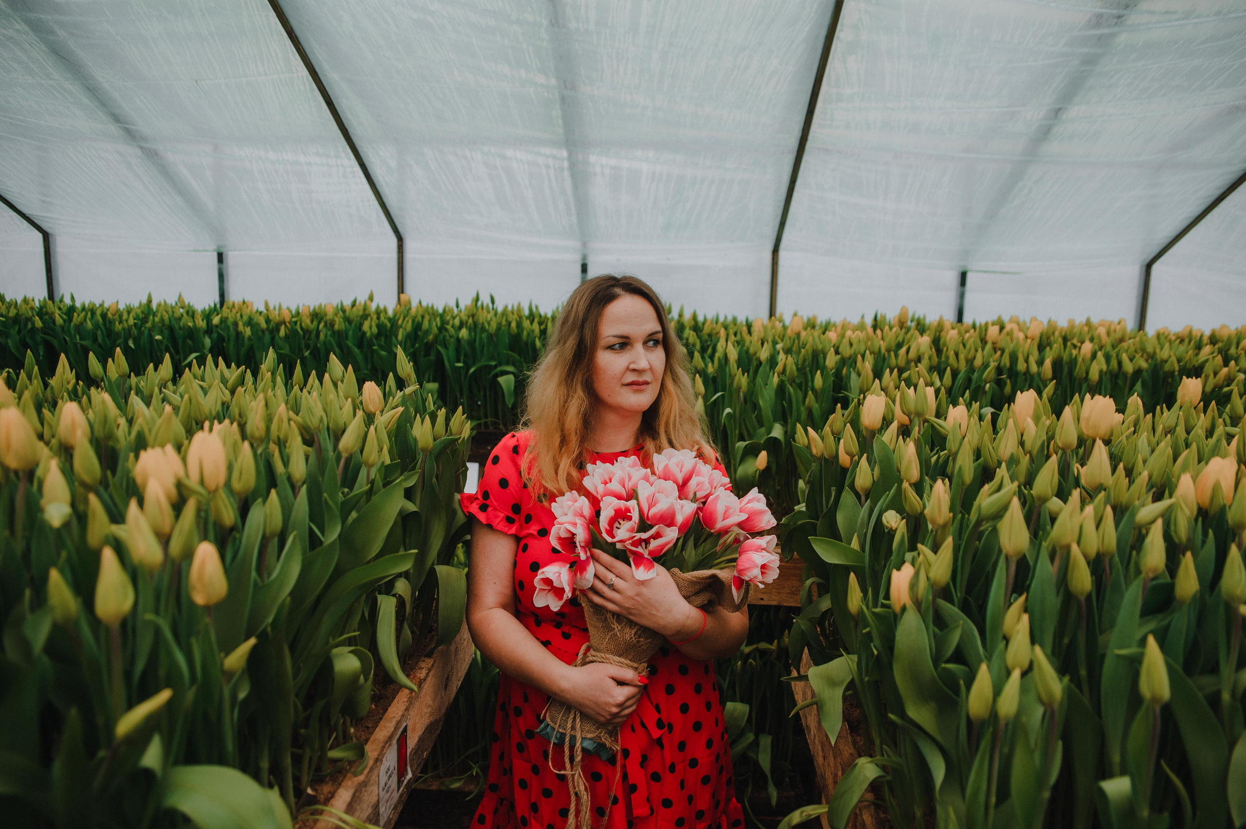 Фотосессия в тюльпанах. Свадебный и семейный фотограф в городе Смоленске