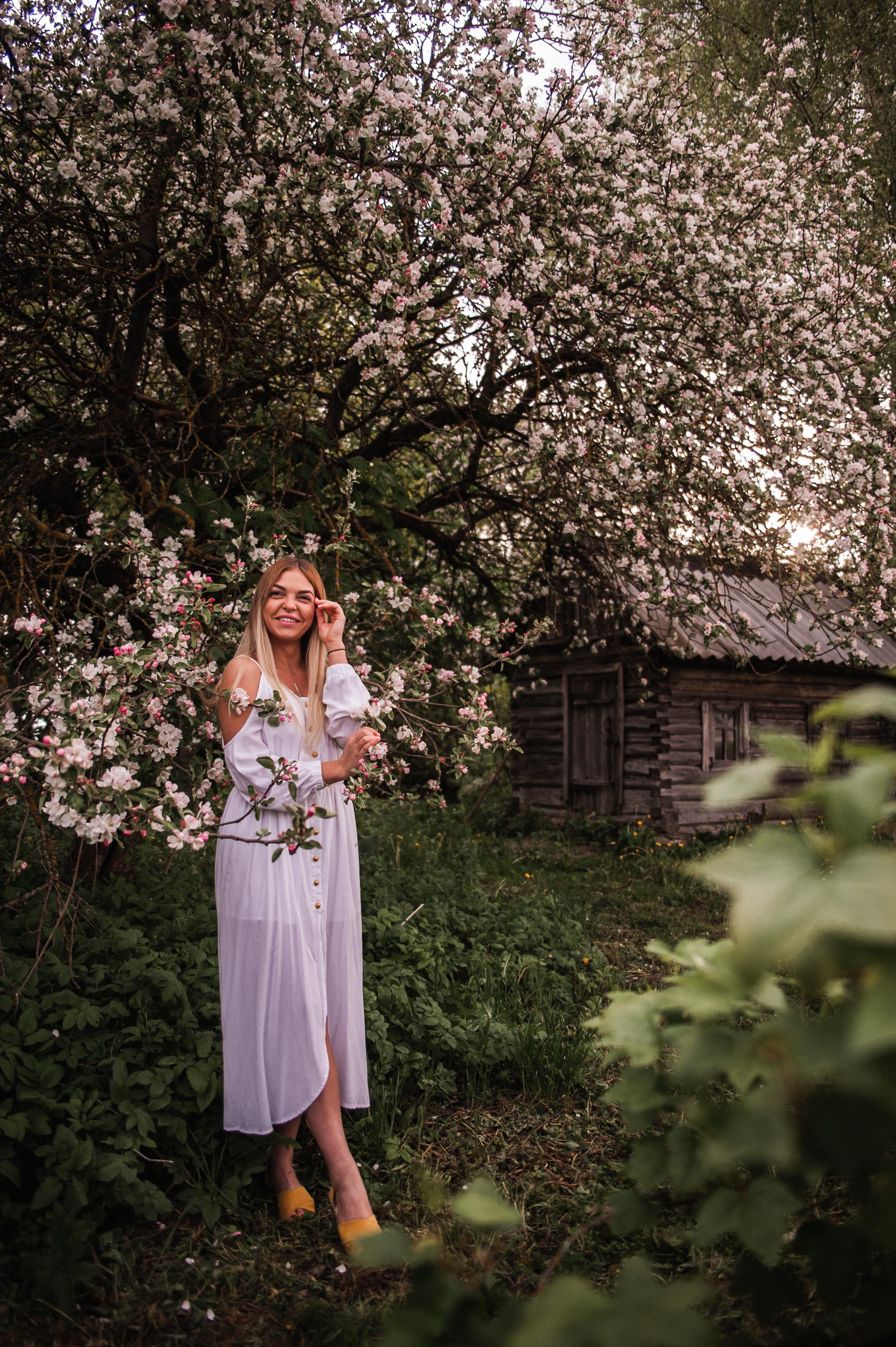 Фотосессия в яблонях. Свадебный и семейный фотограф в городе Смоленске