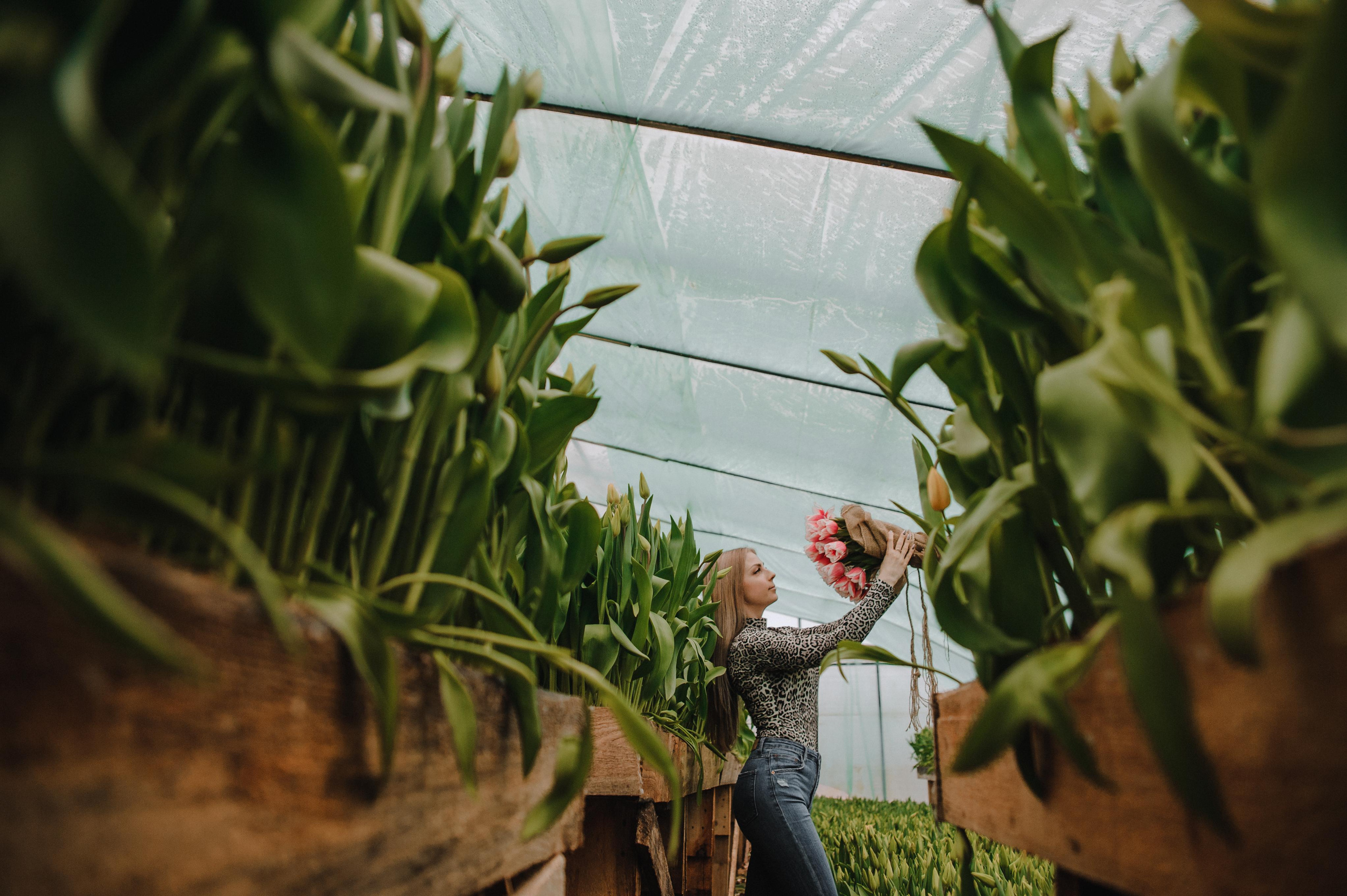 Фотосессия в тюльпанах. Свадебный и семейный фотограф в городе Смоленске