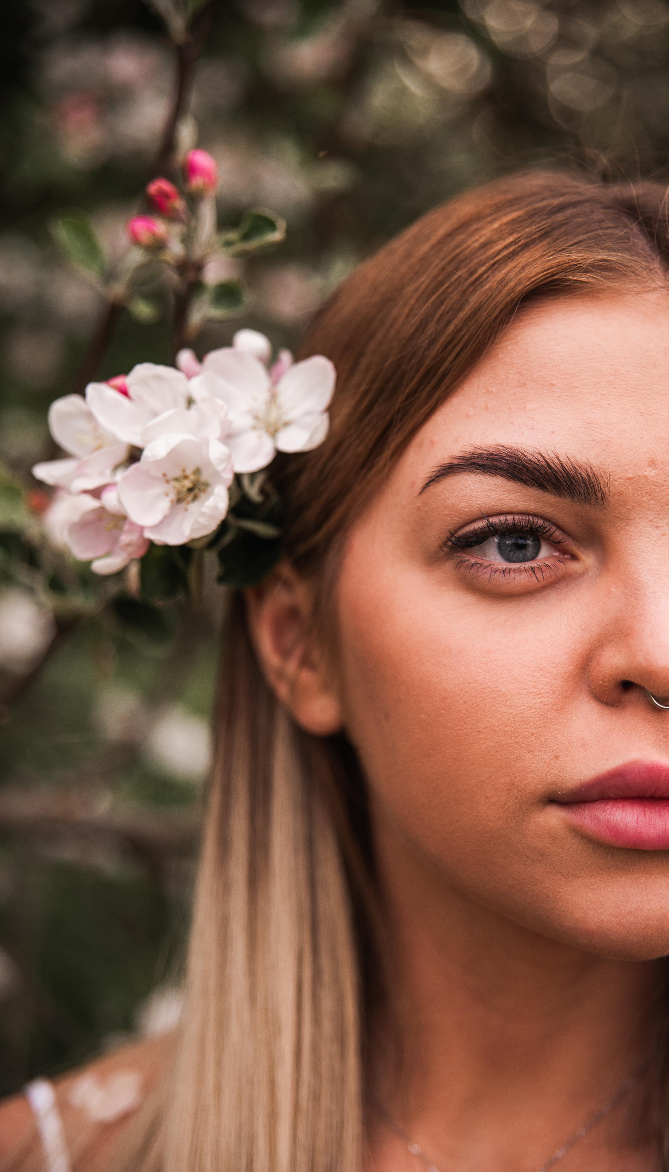 Фотосессия в яблонях. Свадебный и семейный фотограф в городе Смоленске
